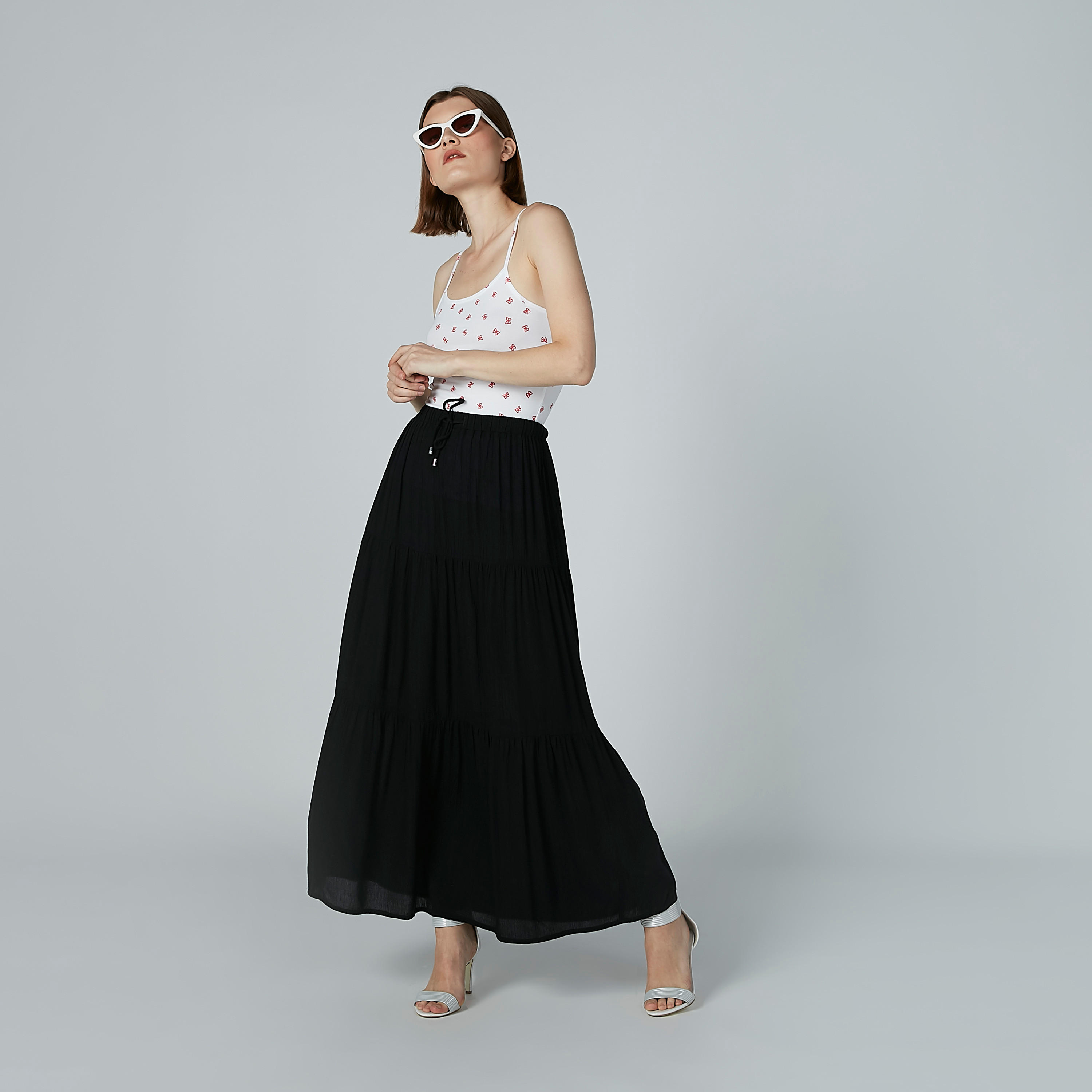 بلوزة كامي بياقة عميقة وحمّالات رفيعة وطبعات-women-clothing-tshirts-image-1