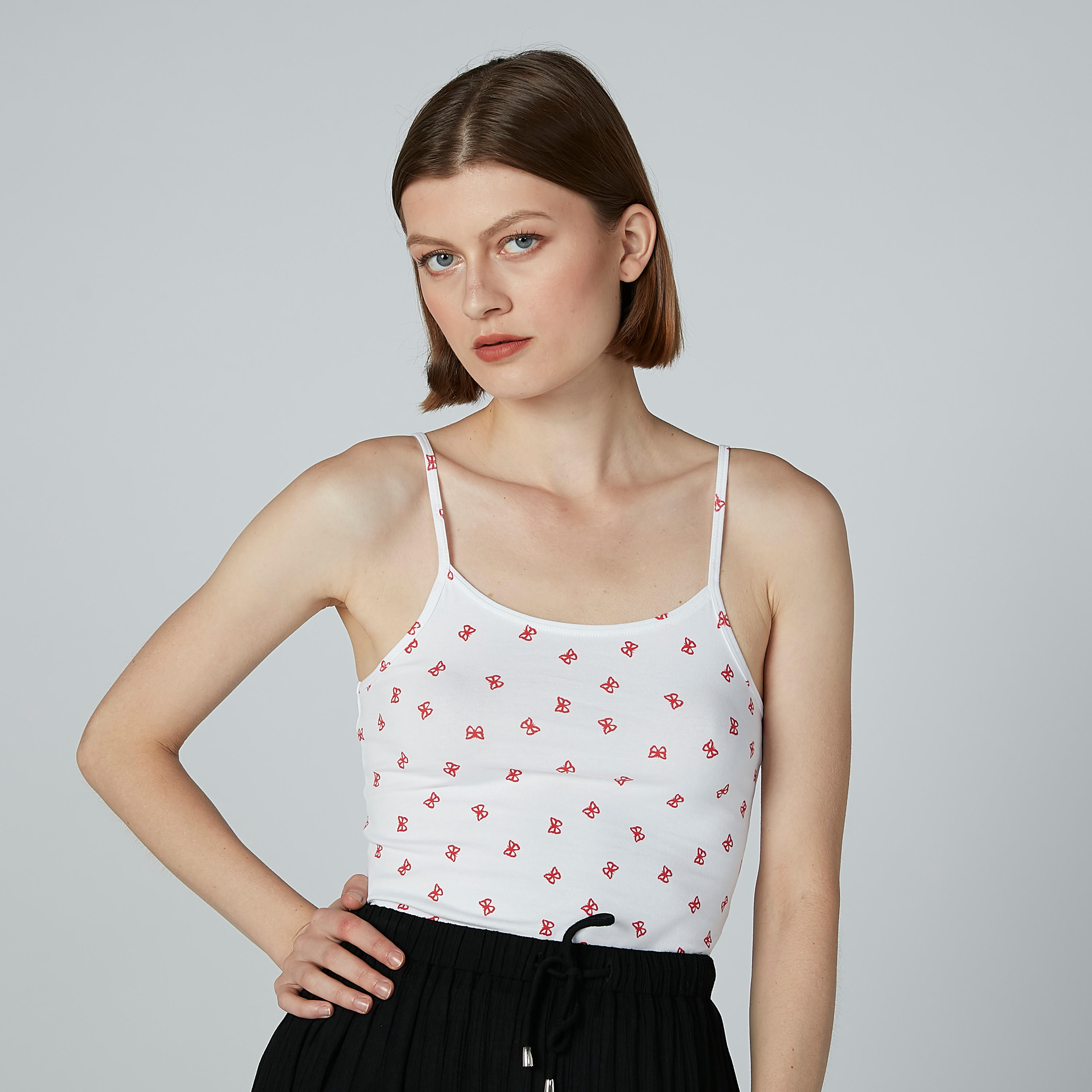 بلوزة كامي بياقة عميقة وحمّالات رفيعة وطبعات-women-clothing-tshirts-image-2