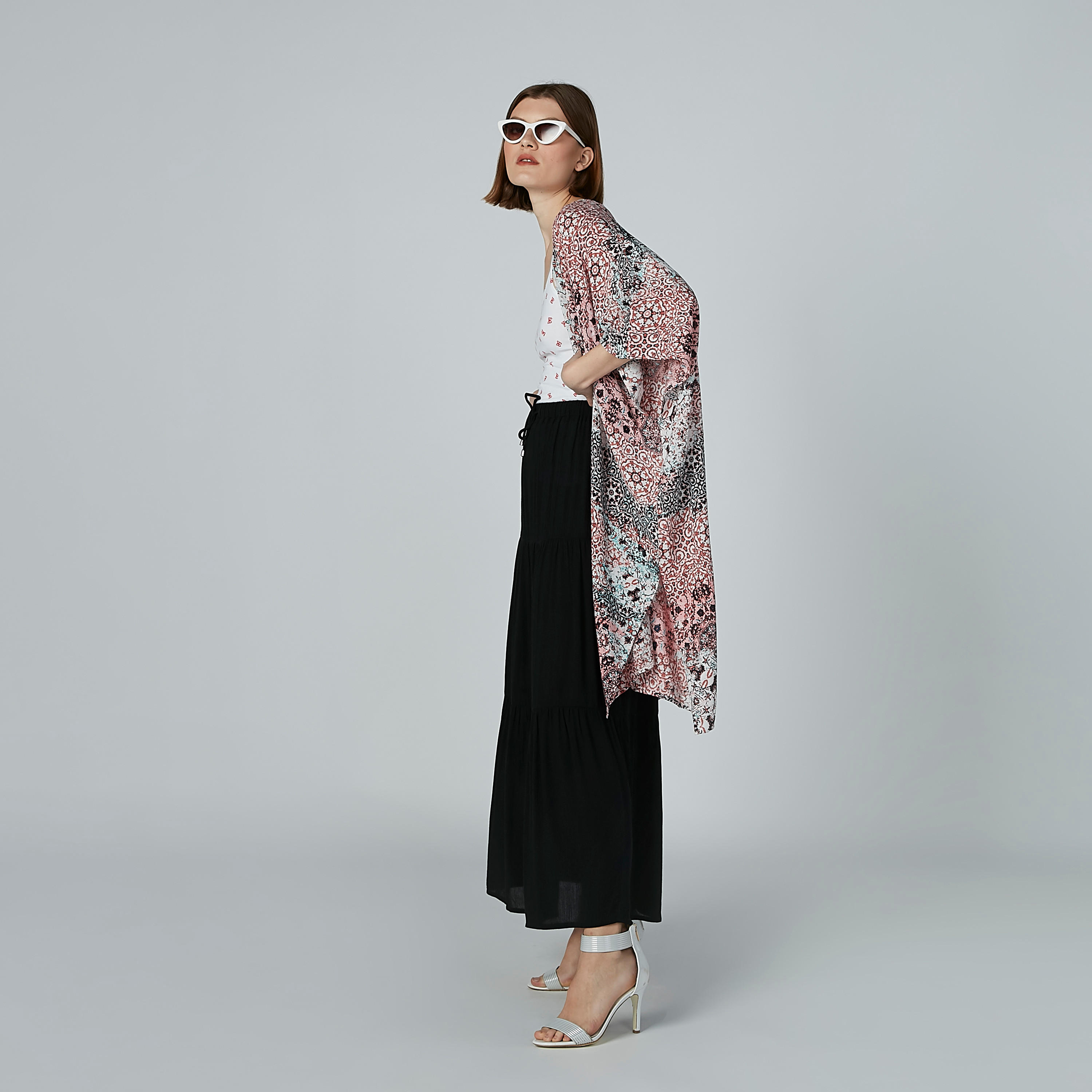 بلوزة كامي بياقة عميقة وحمّالات رفيعة وطبعات-women-clothing-tshirts-image-3