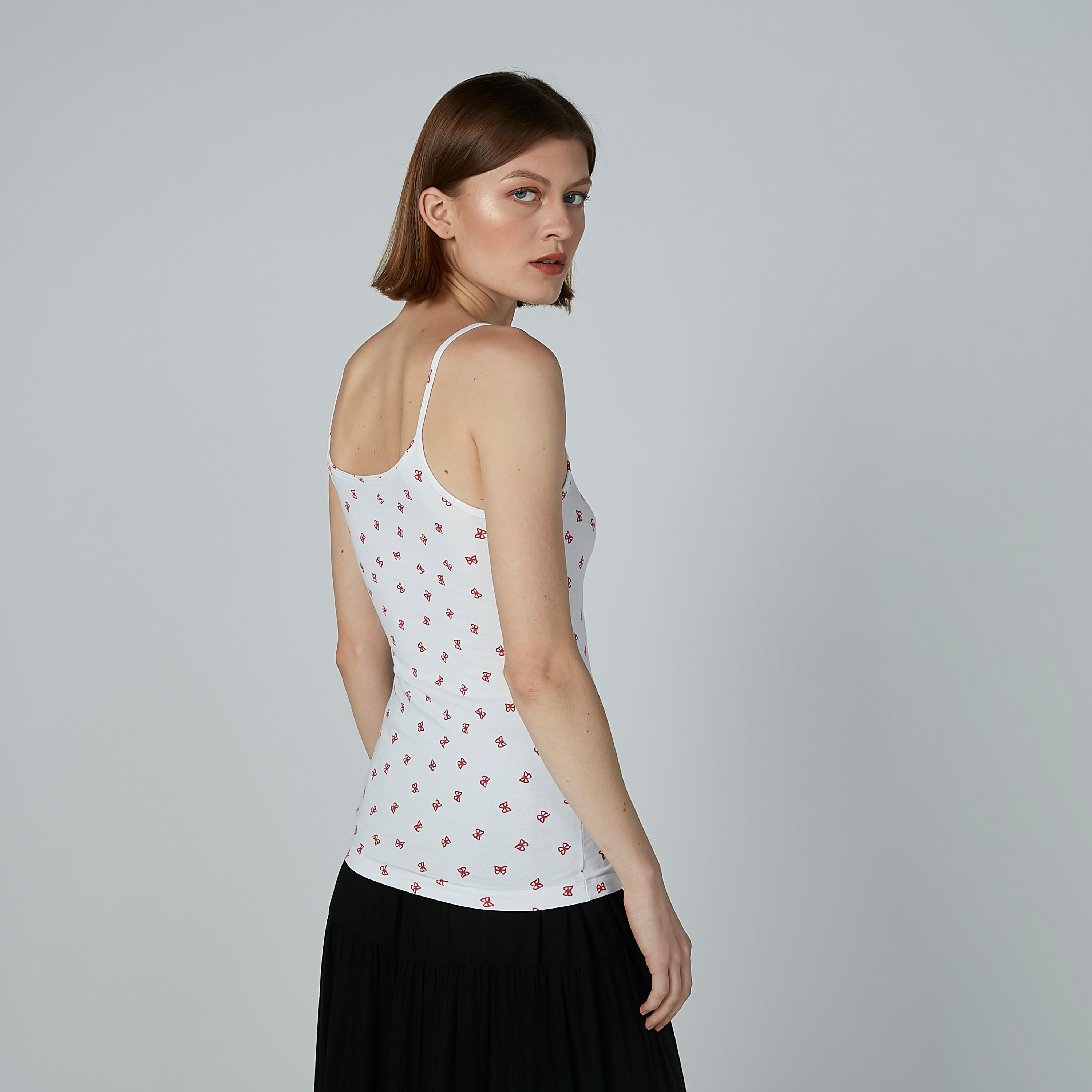 بلوزة كامي بياقة عميقة وحمّالات رفيعة وطبعات-women-clothing-tshirts-image-4