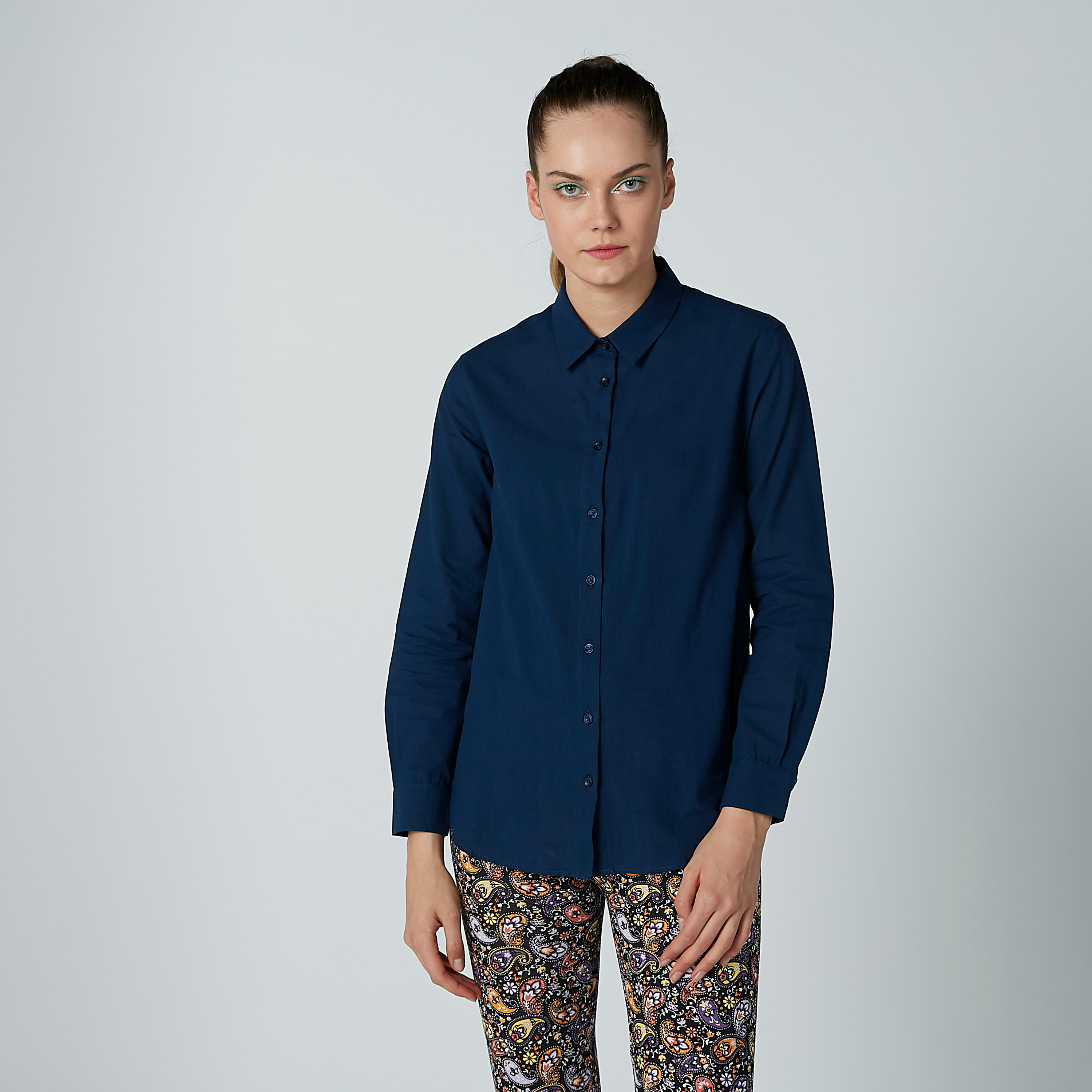 قميص سادة بأكمام طويلة وياقة عادية-women-clothing-shirtsandblouses-shirts-image-1