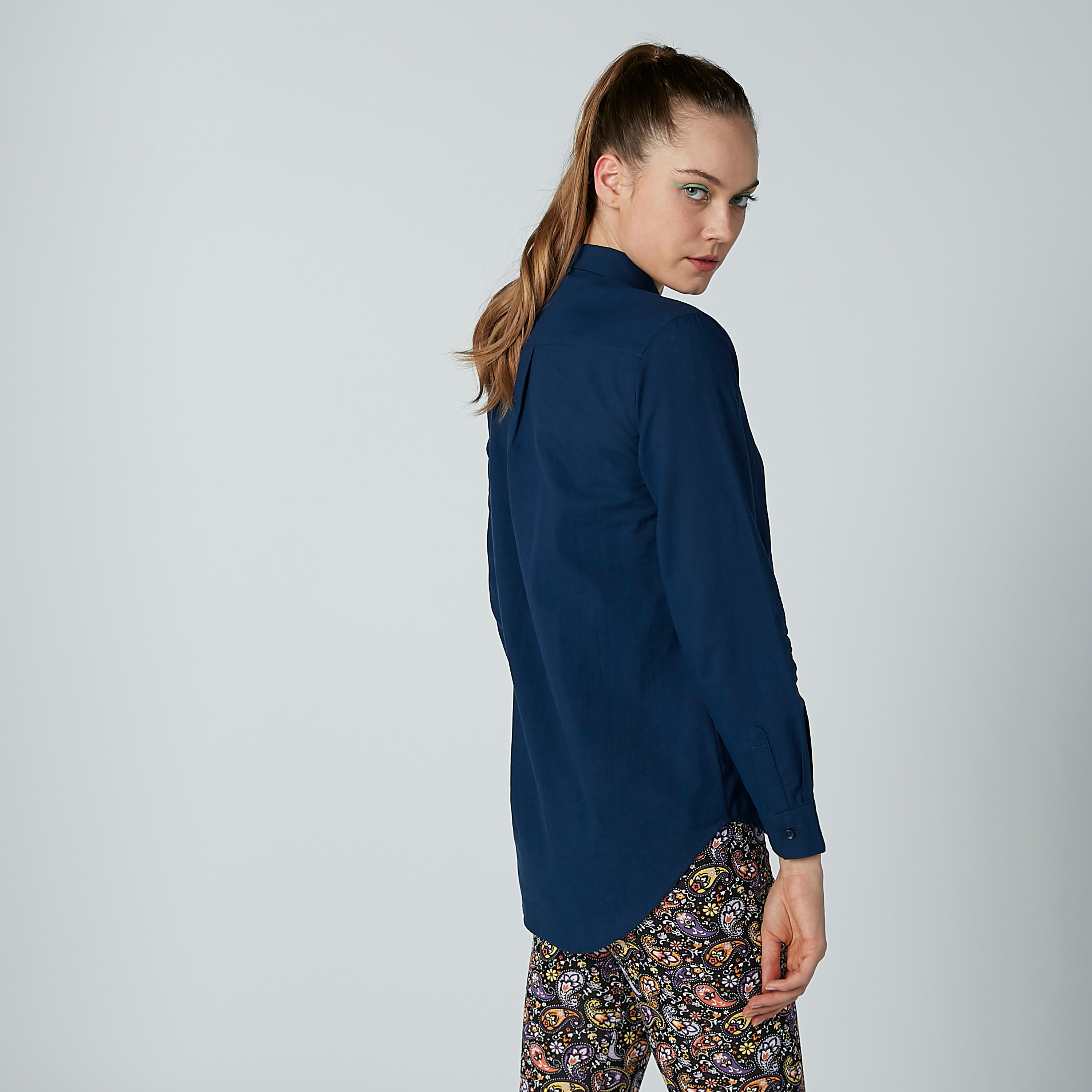 قميص سادة بأكمام طويلة وياقة عادية-women-clothing-shirtsandblouses-shirts-image-3