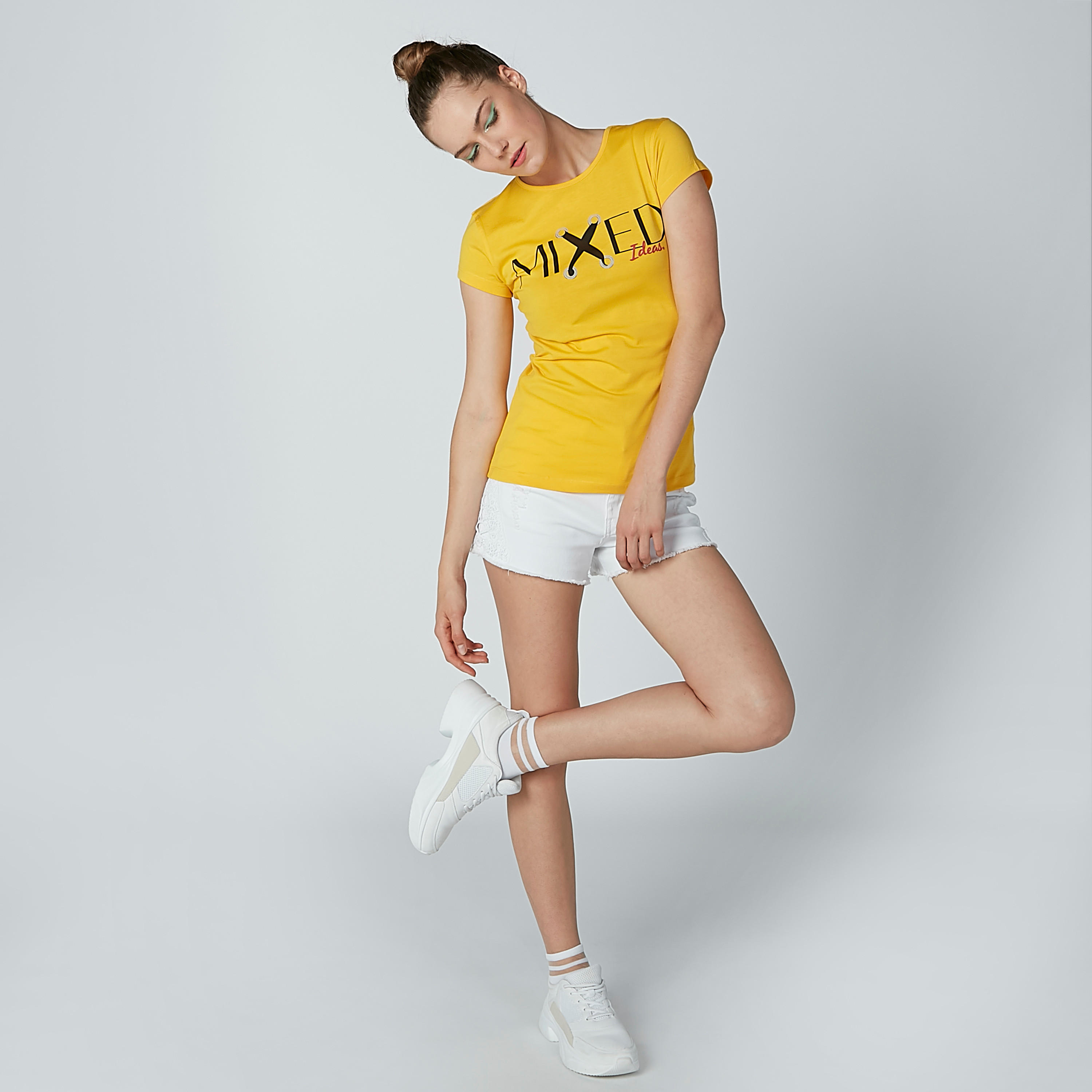تيشيرت بياقة مستديرة وأكمام كاب وطبعات-women-clothing-tshirts-image-2