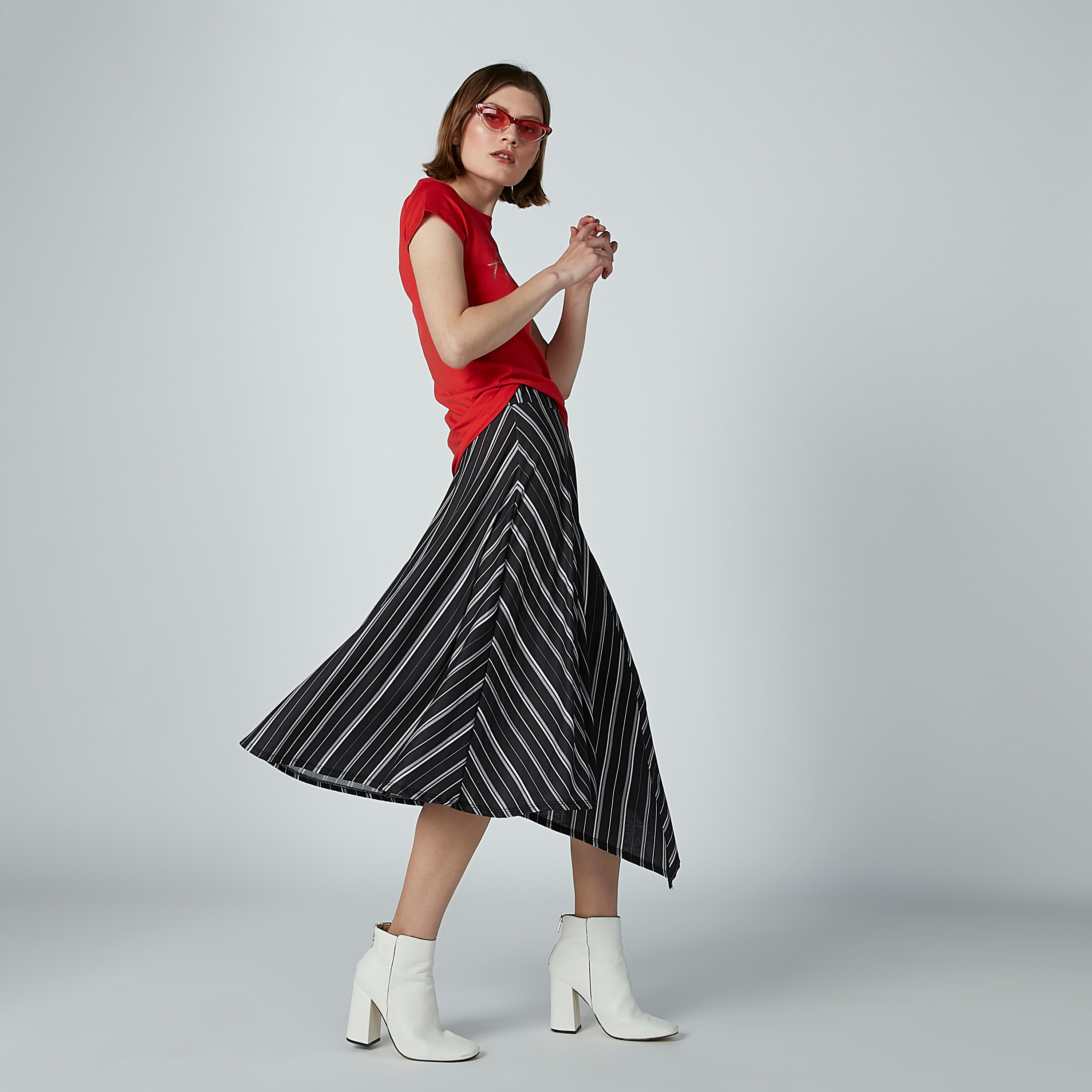 تيشيرت بياقة مستديرة وأكمام كاب وطبعات-women-clothing-tshirts-image-2