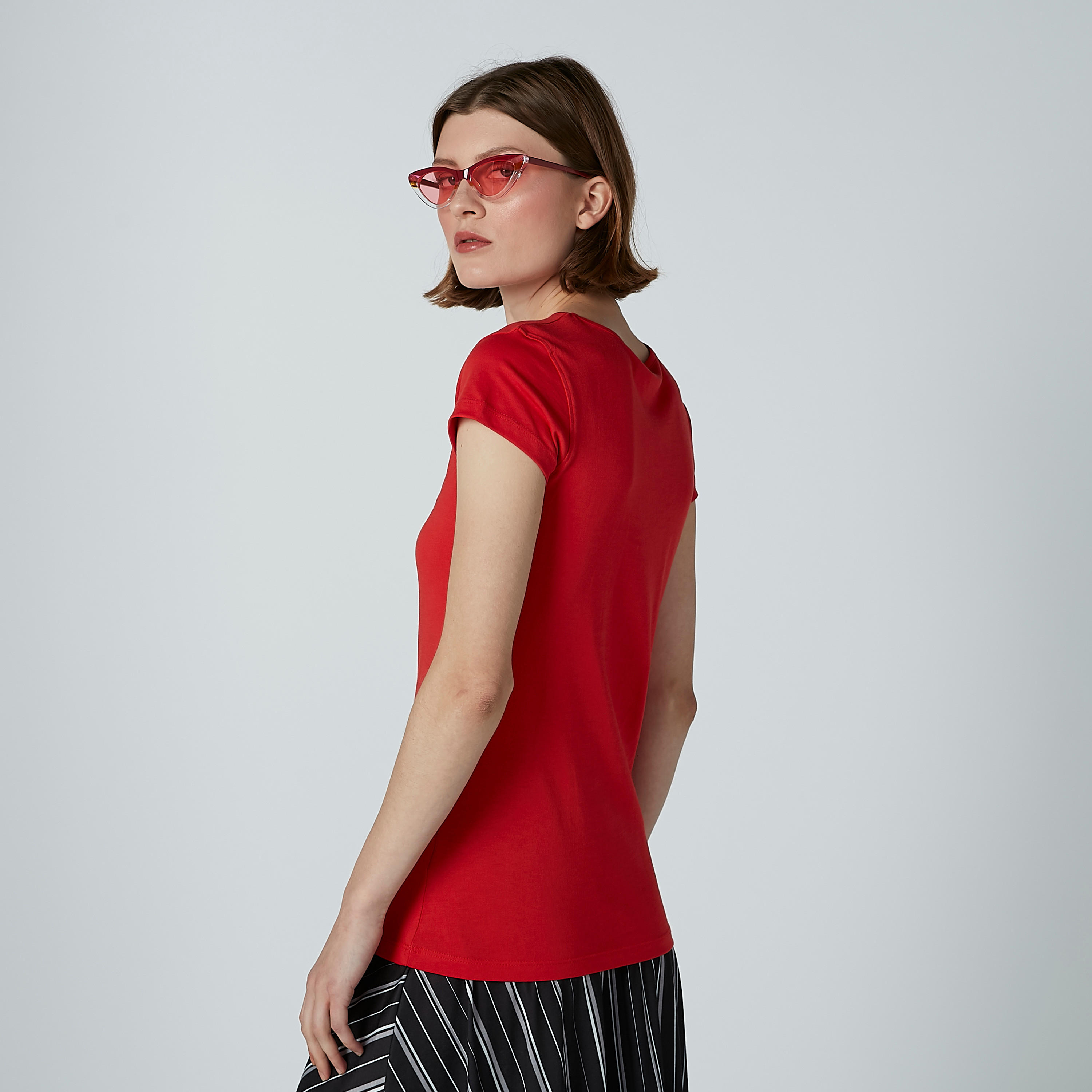 تيشيرت بياقة مستديرة وأكمام كاب وطبعات-women-clothing-tshirts-image-4
