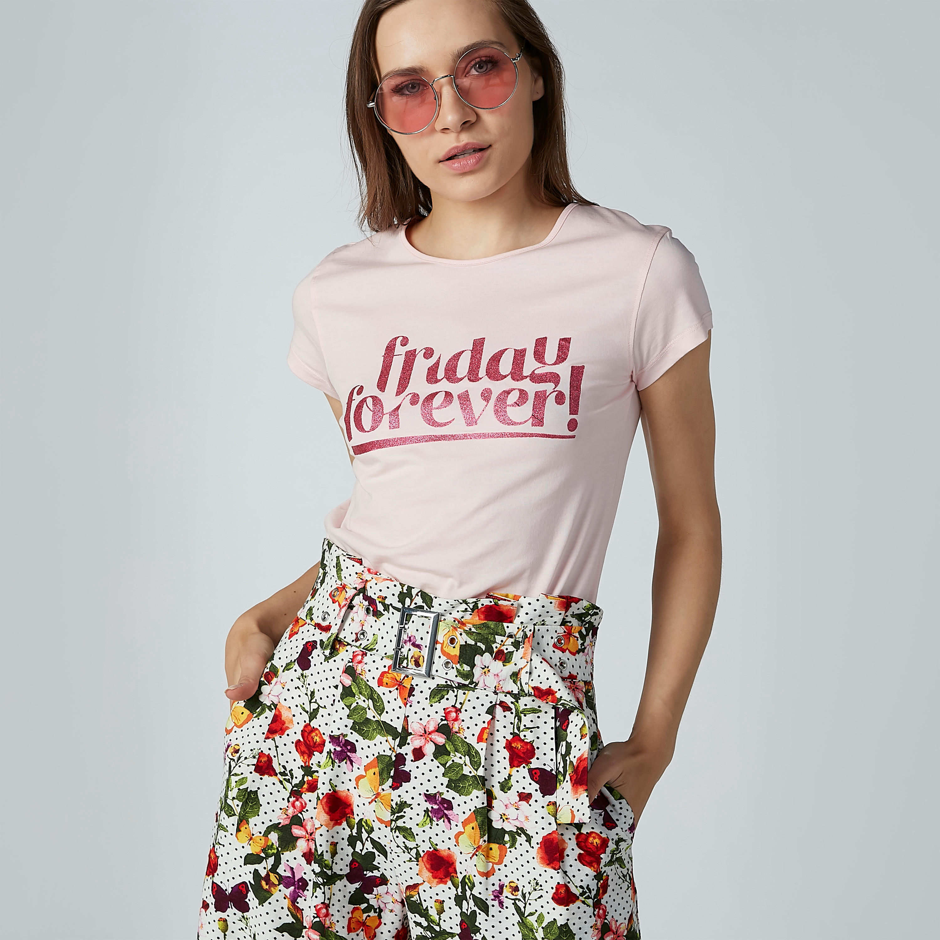 تيشيرت بياقة مستديرة وأكمام كاب مع طبعات-women-clothing-tshirts-image-2