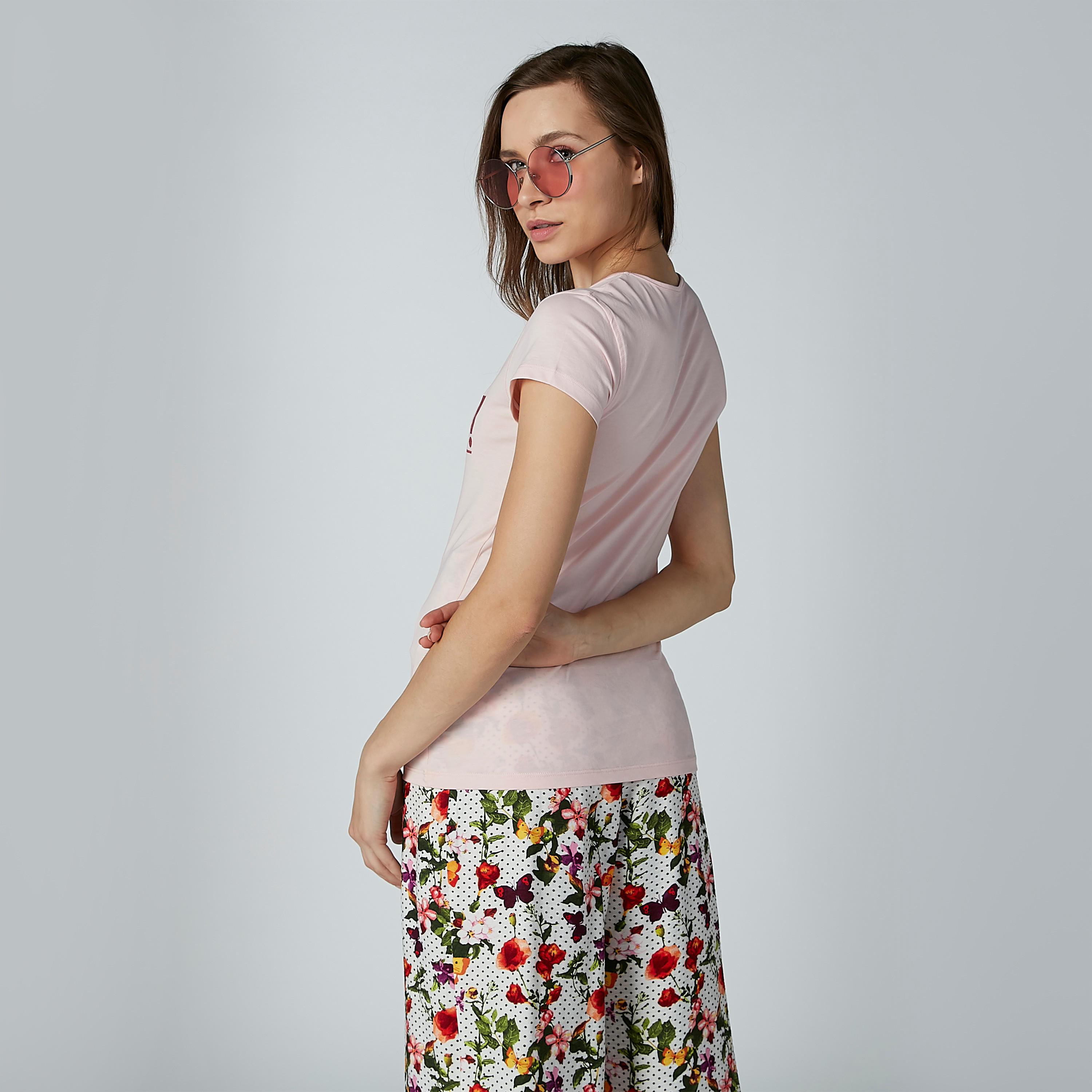 تيشيرت بياقة مستديرة وأكمام كاب مع طبعات-women-clothing-tshirts-image-3