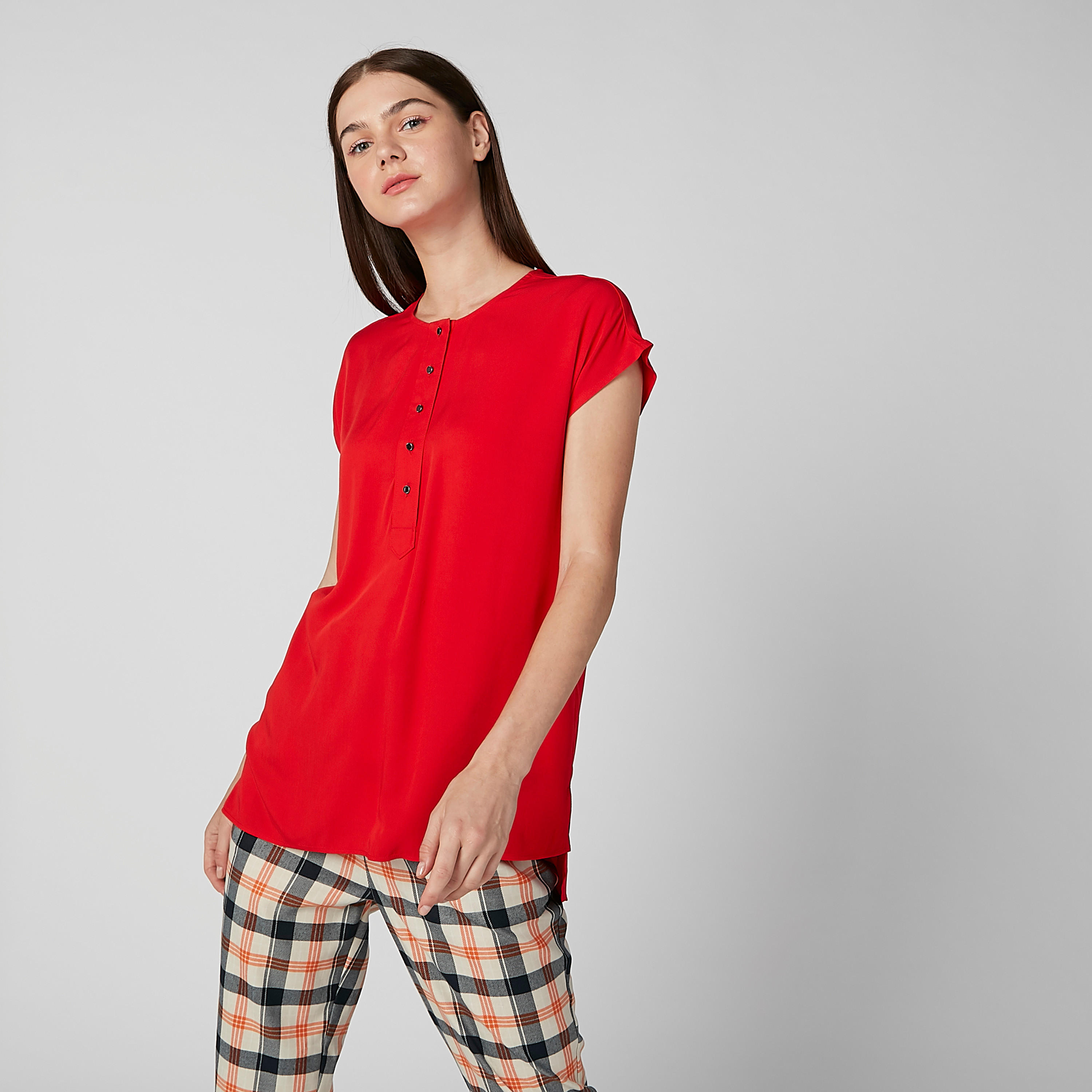 بلوزة مستدامة بقصّة سليم وياقة مستديرة وأكمام كاب-women-clothing-shirtsandblouses-blouses-image-1