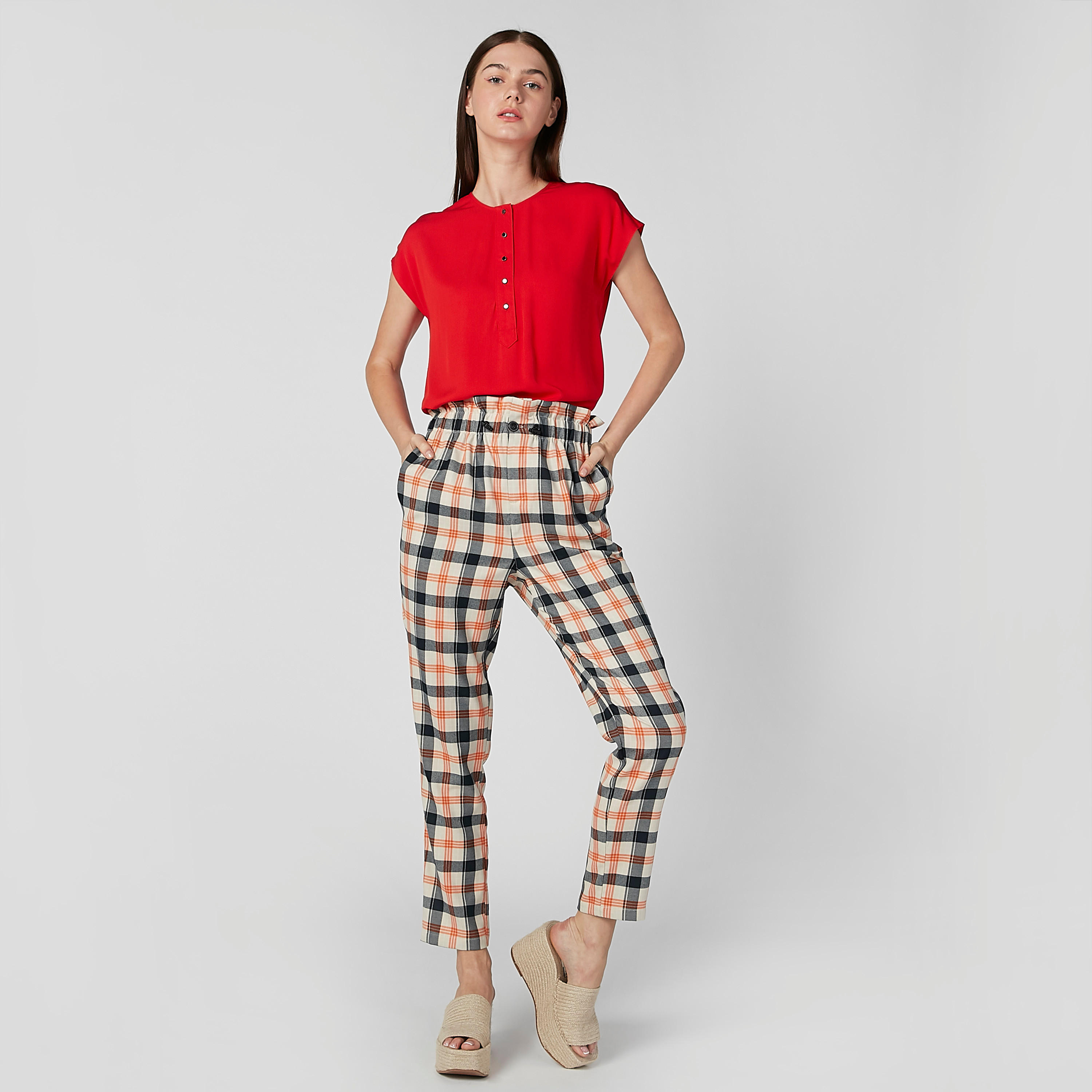 بلوزة مستدامة بقصّة سليم وياقة مستديرة وأكمام كاب-women-clothing-shirtsandblouses-blouses-image-2