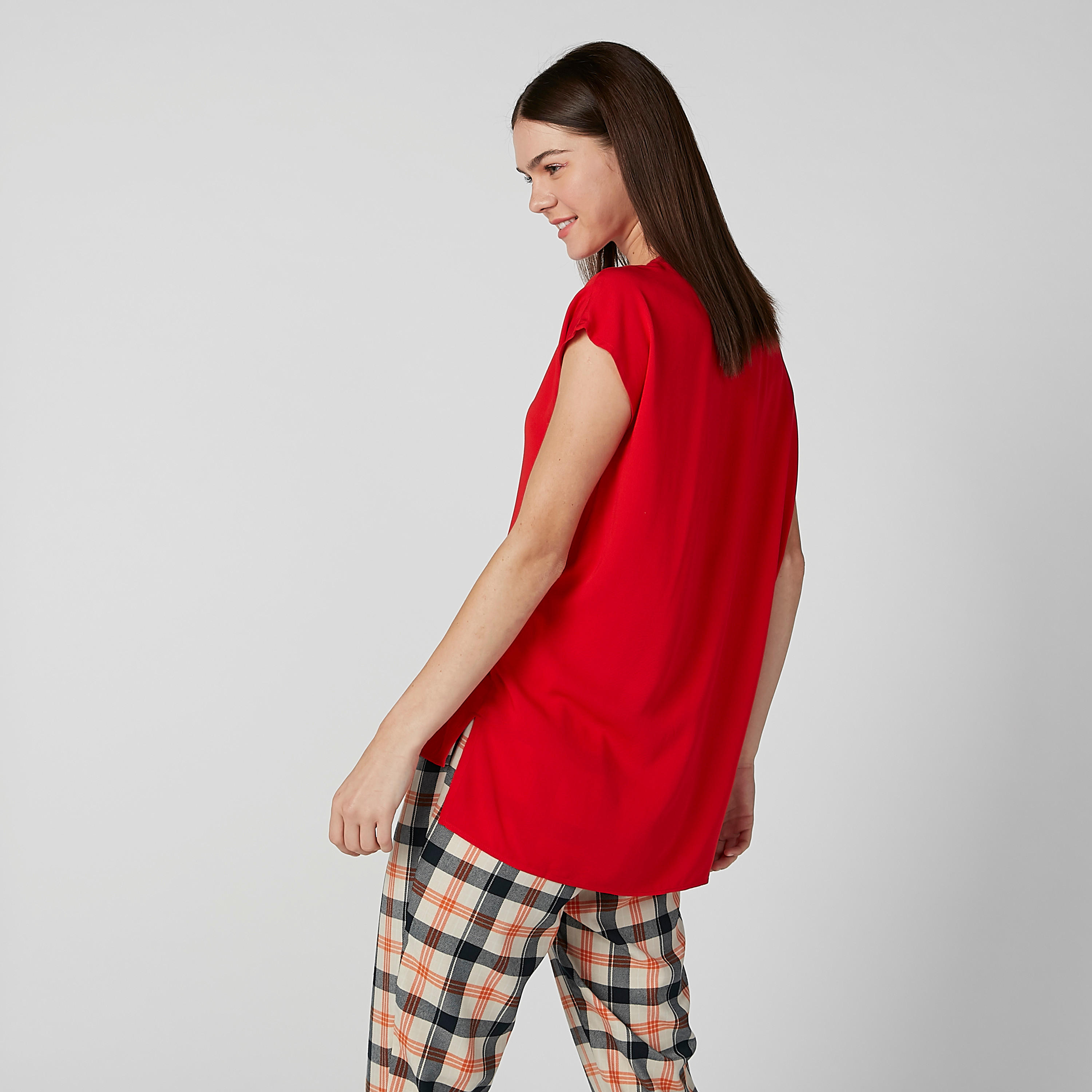 بلوزة مستدامة بقصّة سليم وياقة مستديرة وأكمام كاب-women-clothing-shirtsandblouses-blouses-image-3