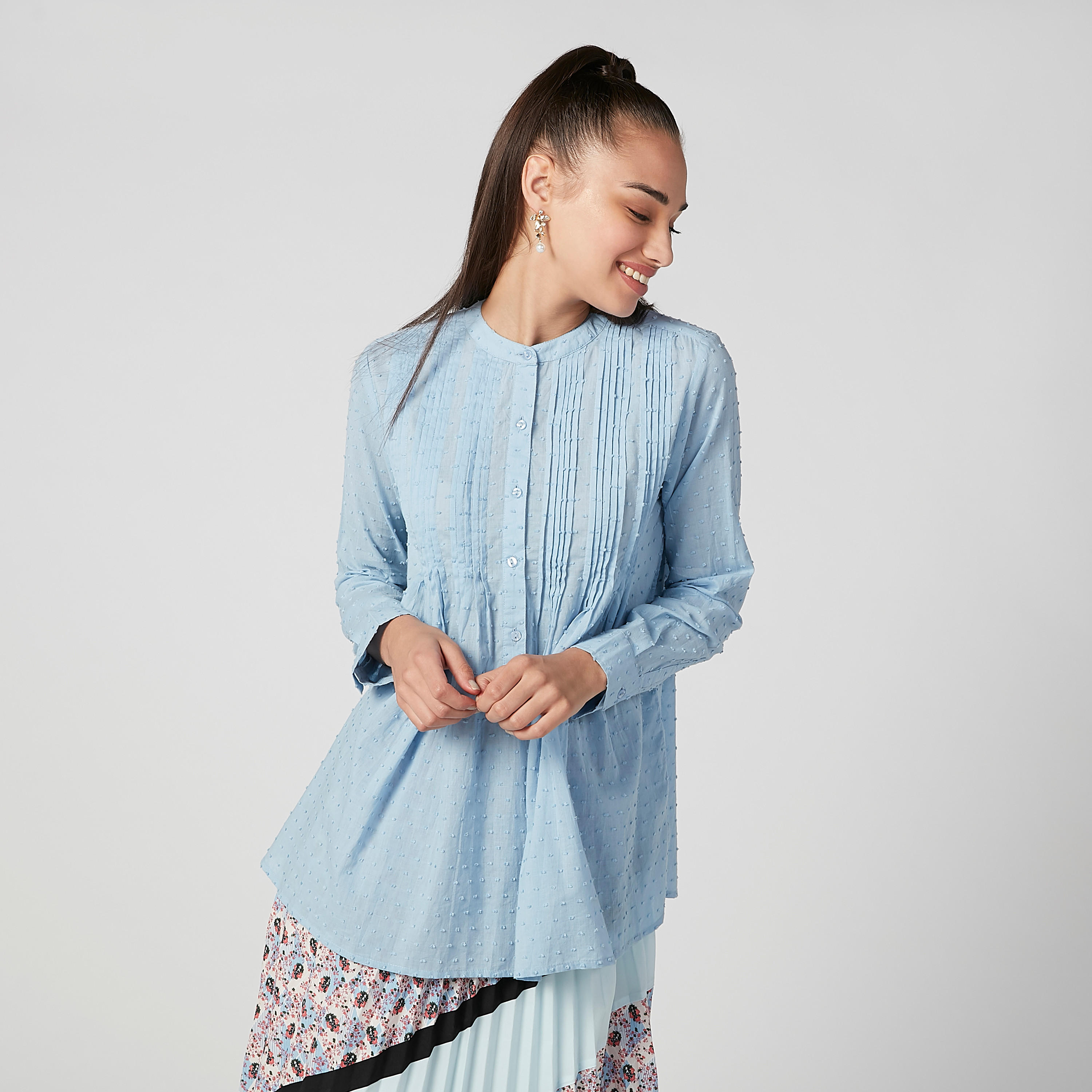 بلوزة مستدامة بارزة الملمس بياقة ماندارين وأكمام طويلة-women-clothing-shirtsandblouses-blouses-image-2