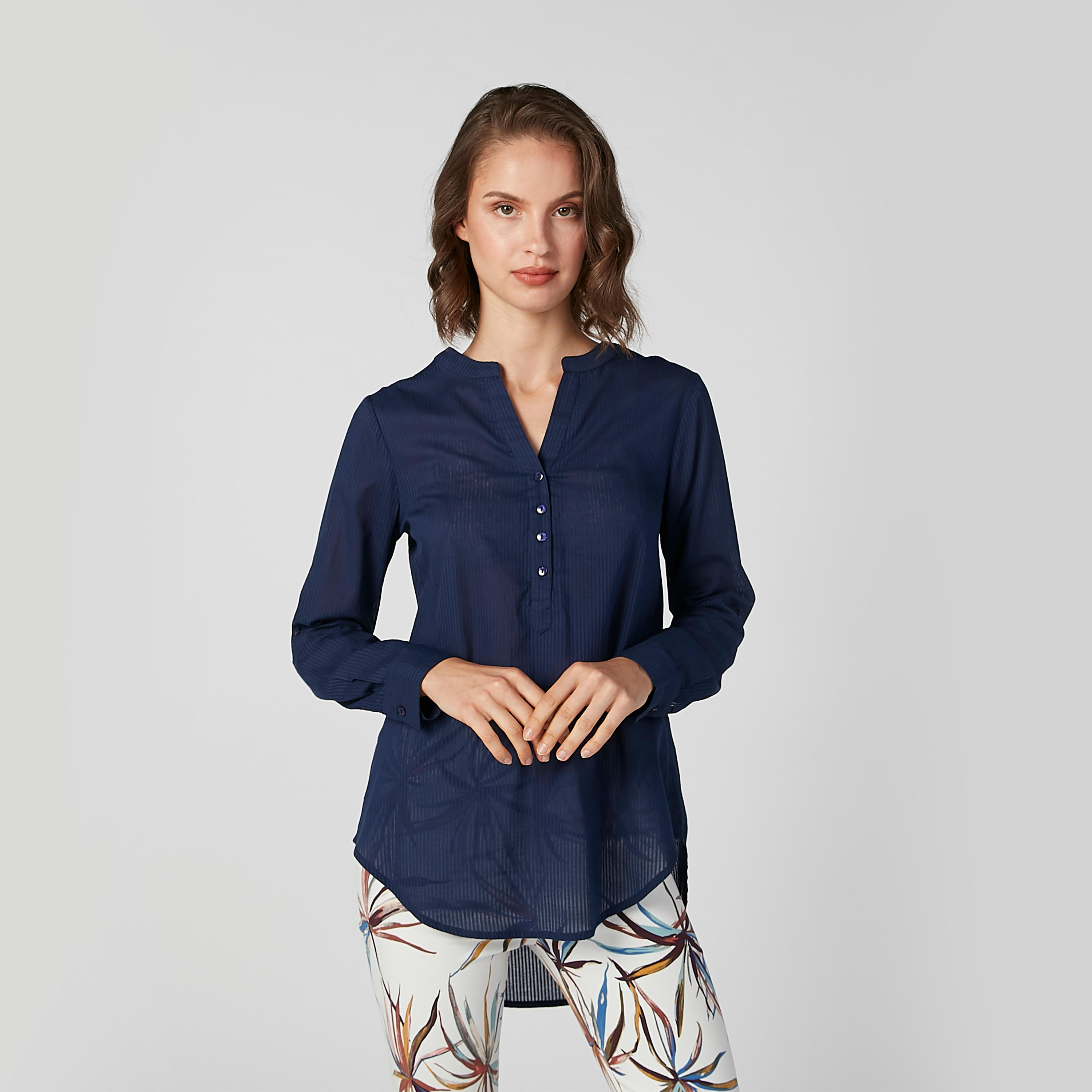 بلوزة مستدامة بارزة الملمس بياقة V وأكمام طويلة -women-clothing-shirtsandblouses-blouses-image-1