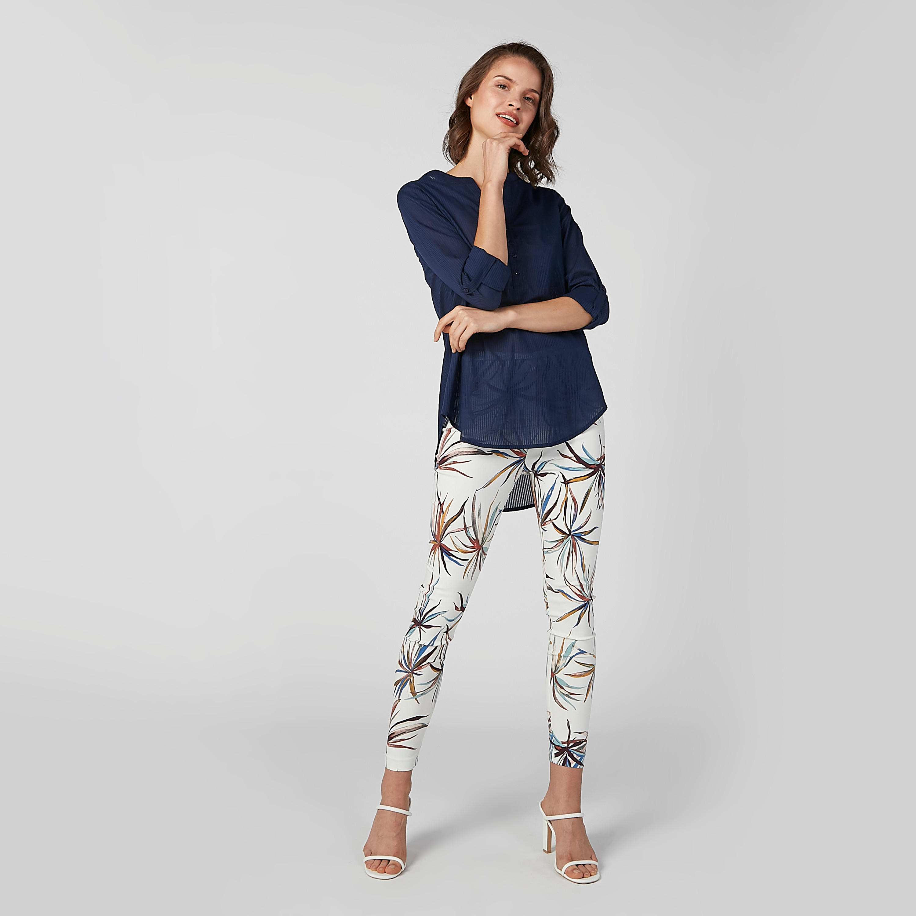 بلوزة مستدامة بارزة الملمس بياقة V وأكمام طويلة -women-clothing-shirtsandblouses-blouses-image-2