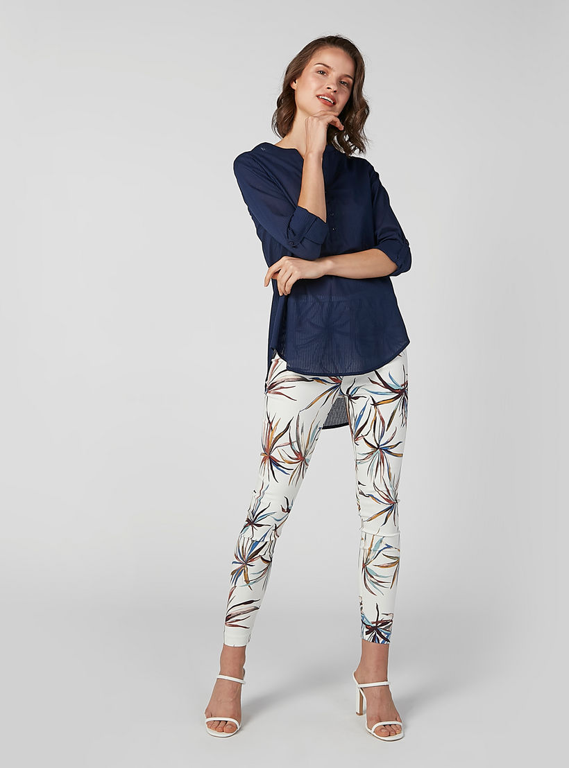 بلوزة مستدامة بارزة الملمس بياقة V وأكمام طويلة -women-clothing-shirtsandblouses-blouses-image-2