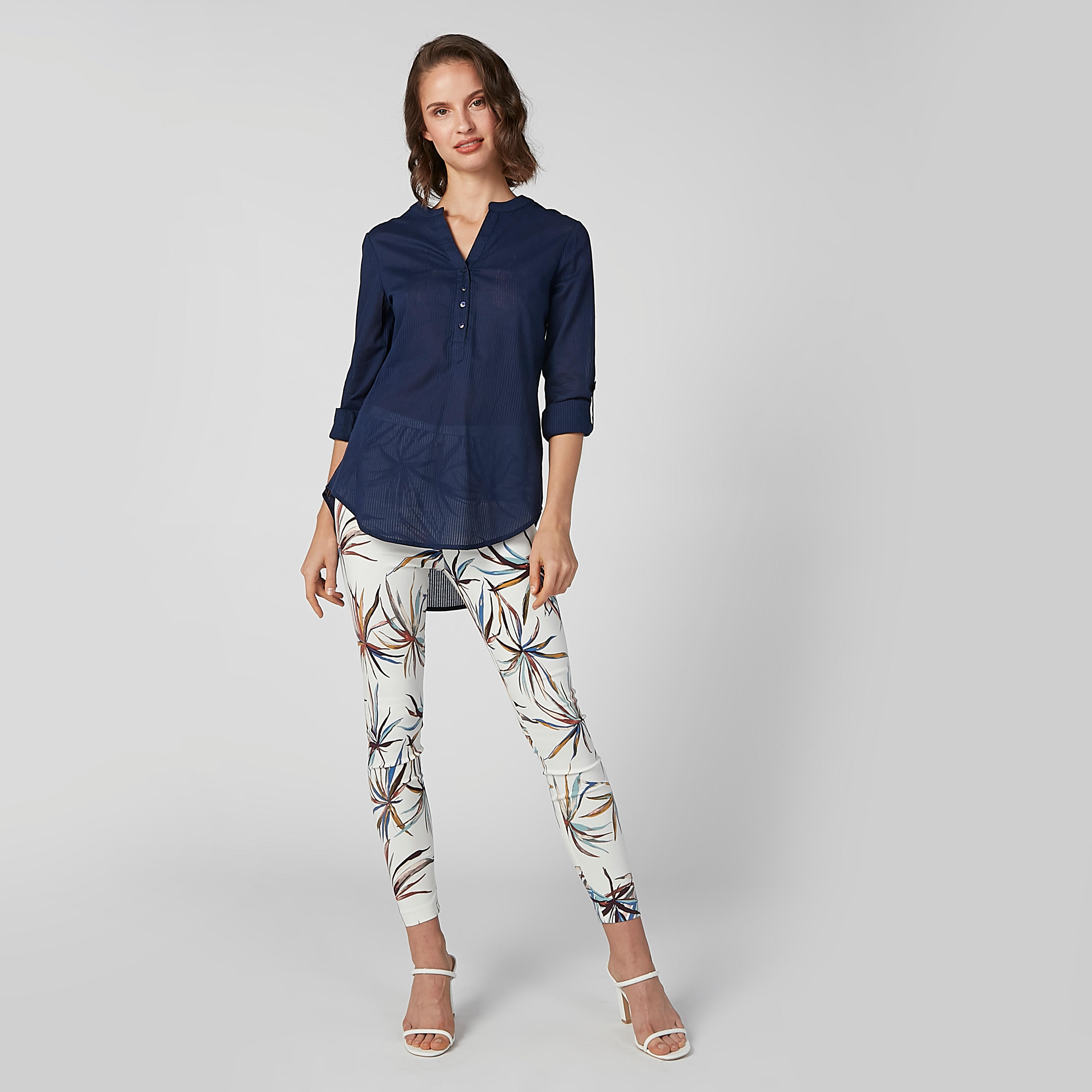 بلوزة مستدامة بارزة الملمس بياقة V وأكمام طويلة -women-clothing-shirtsandblouses-blouses-image-4