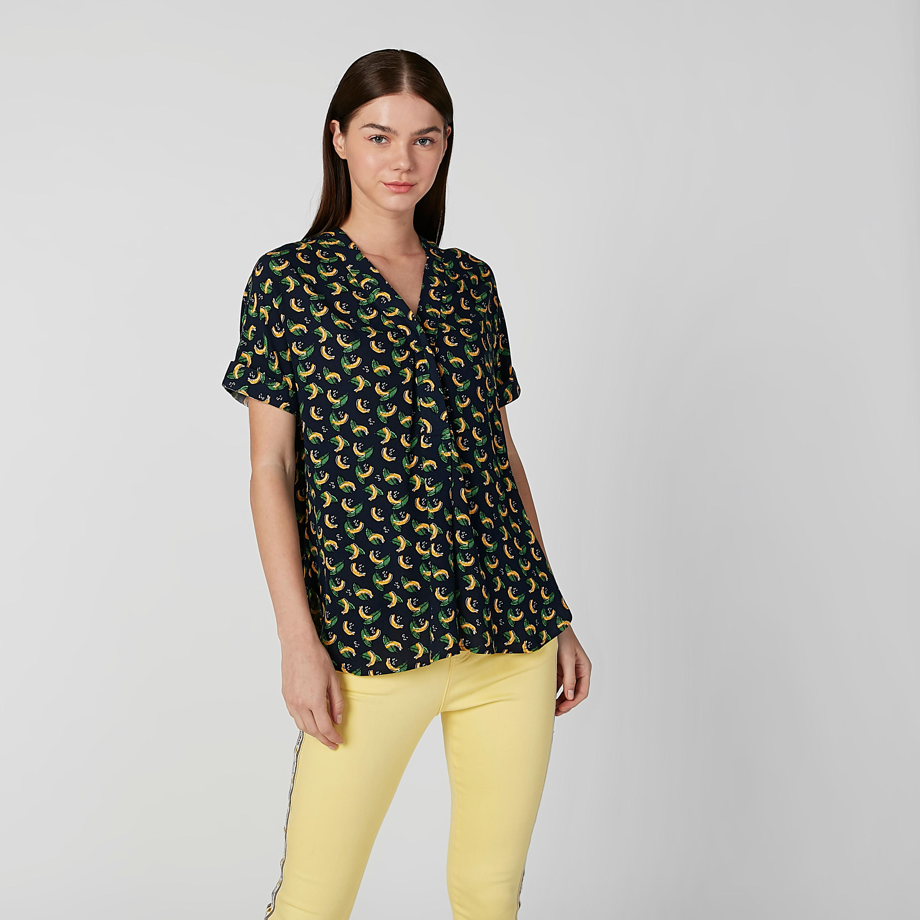 بلوزة مستدامة بياقة V وأكمام قصيرة وطبعات-women-clothing-shirtsandblouses-blouses-image-1