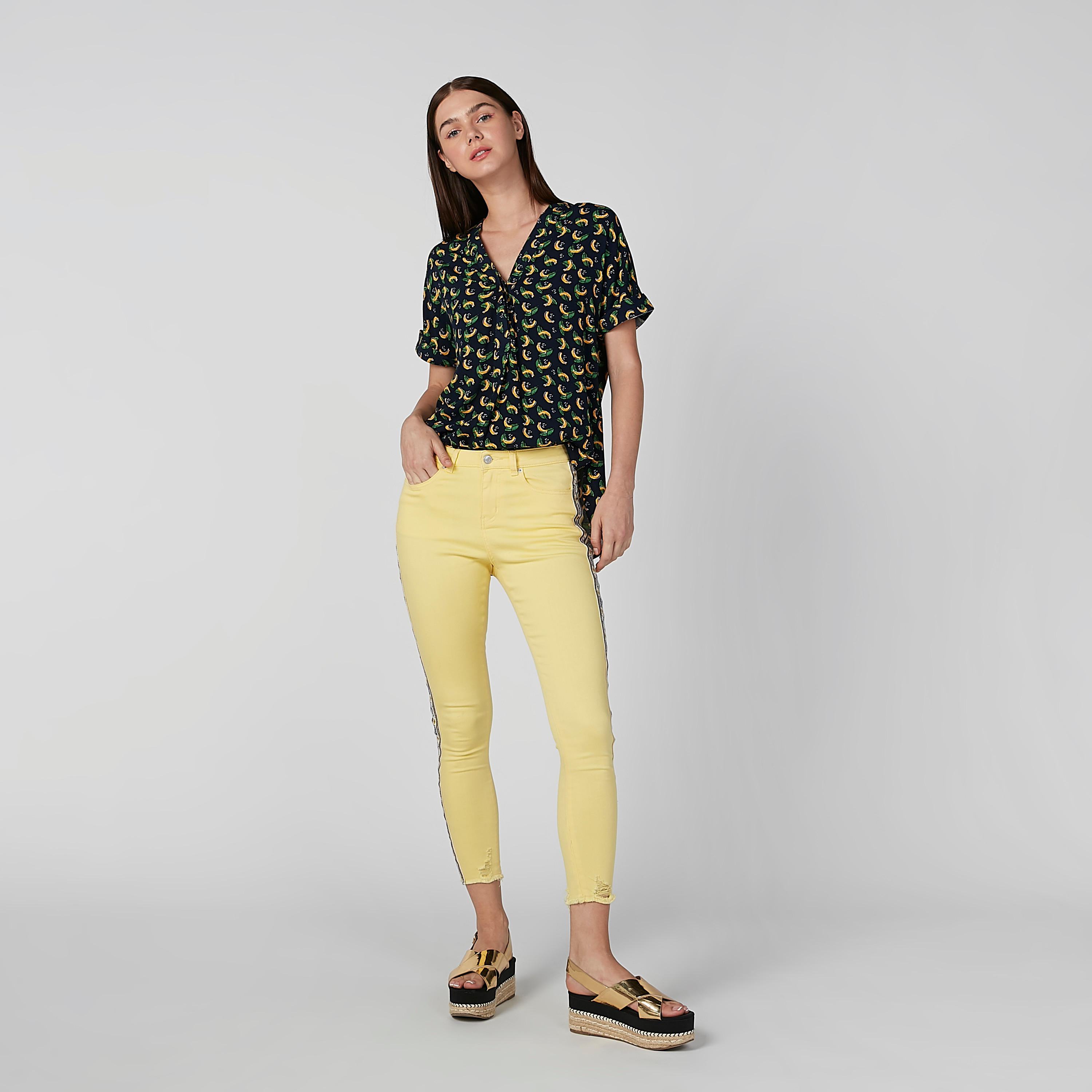 بلوزة مستدامة بياقة V وأكمام قصيرة وطبعات-women-clothing-shirtsandblouses-blouses-image-2