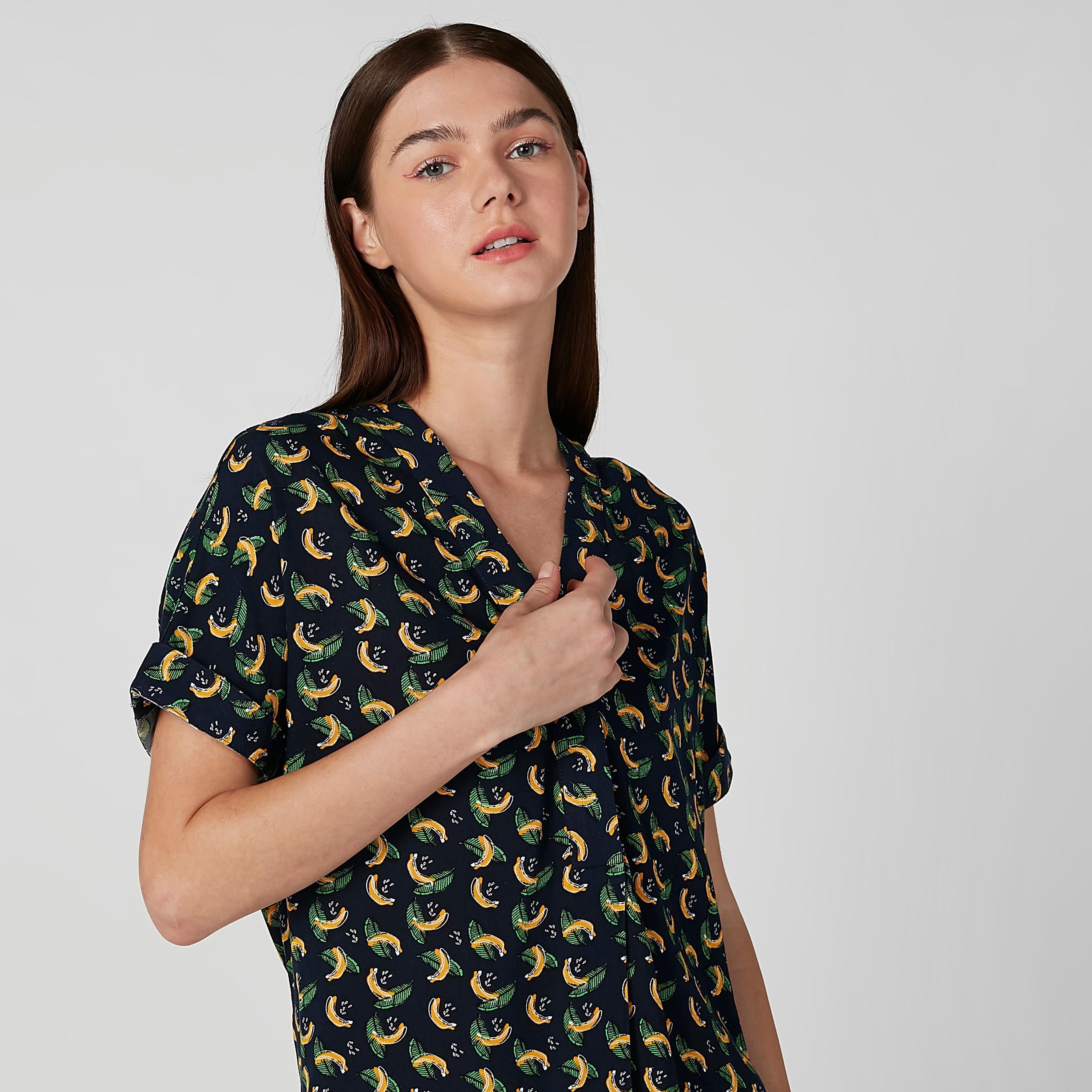 بلوزة مستدامة بياقة V وأكمام قصيرة وطبعات-women-clothing-shirtsandblouses-blouses-image-3