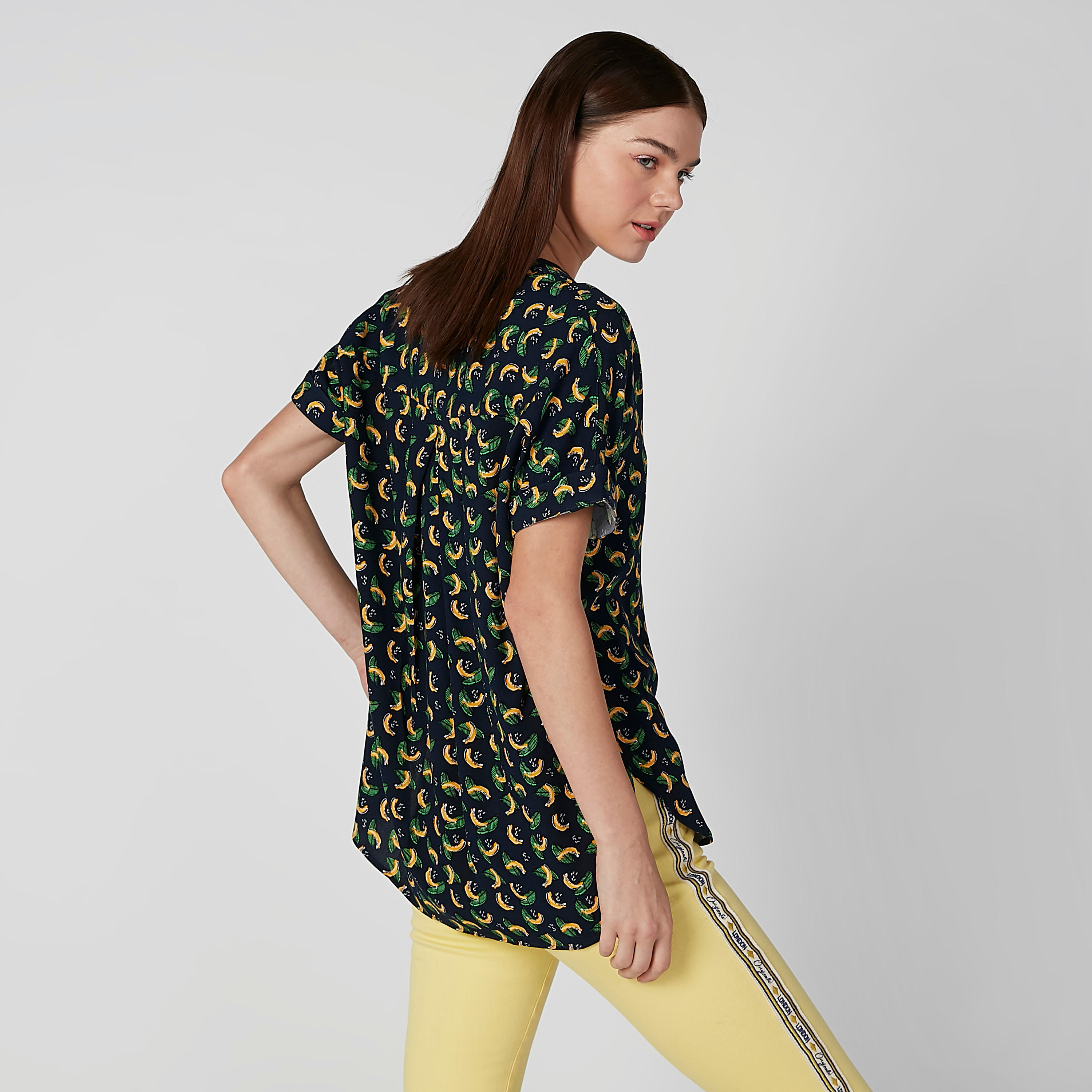 بلوزة مستدامة بياقة V وأكمام قصيرة وطبعات-women-clothing-shirtsandblouses-blouses-image-4