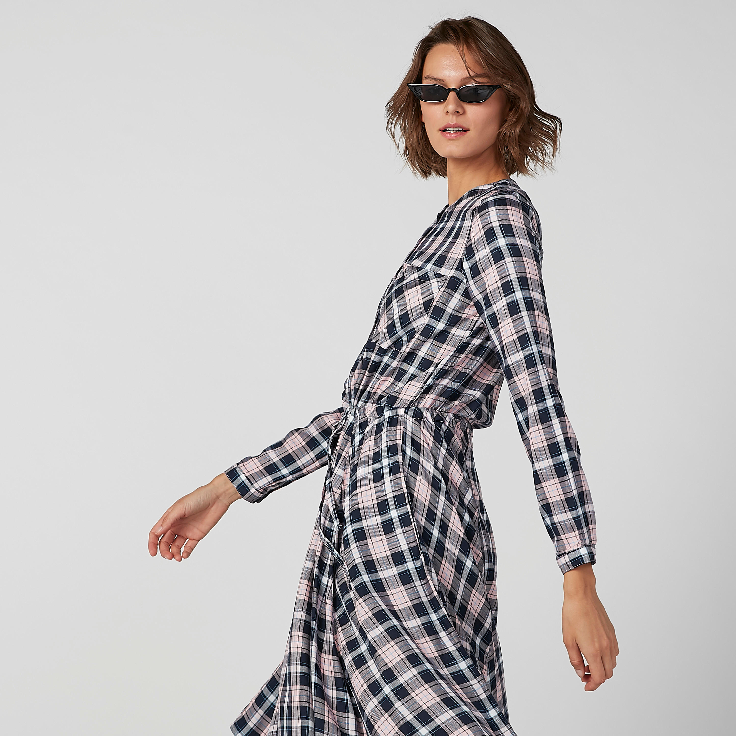 فستان كاروهات متوسط الطول بأكمام طويلة وحواف غير مستوية-women-clothing-dresses-image-2