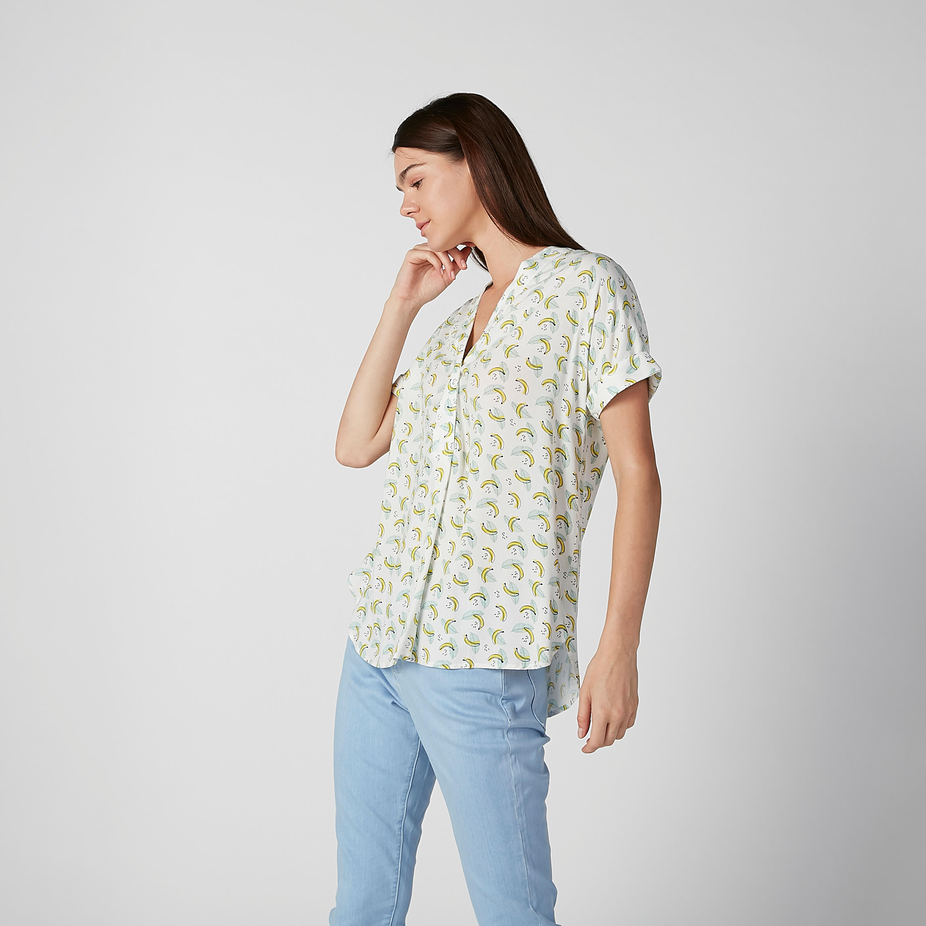 بلوزة بياقة V وأكمام قصيرة وطبعات-women-clothing-shirtsandblouses-blouses-image-1