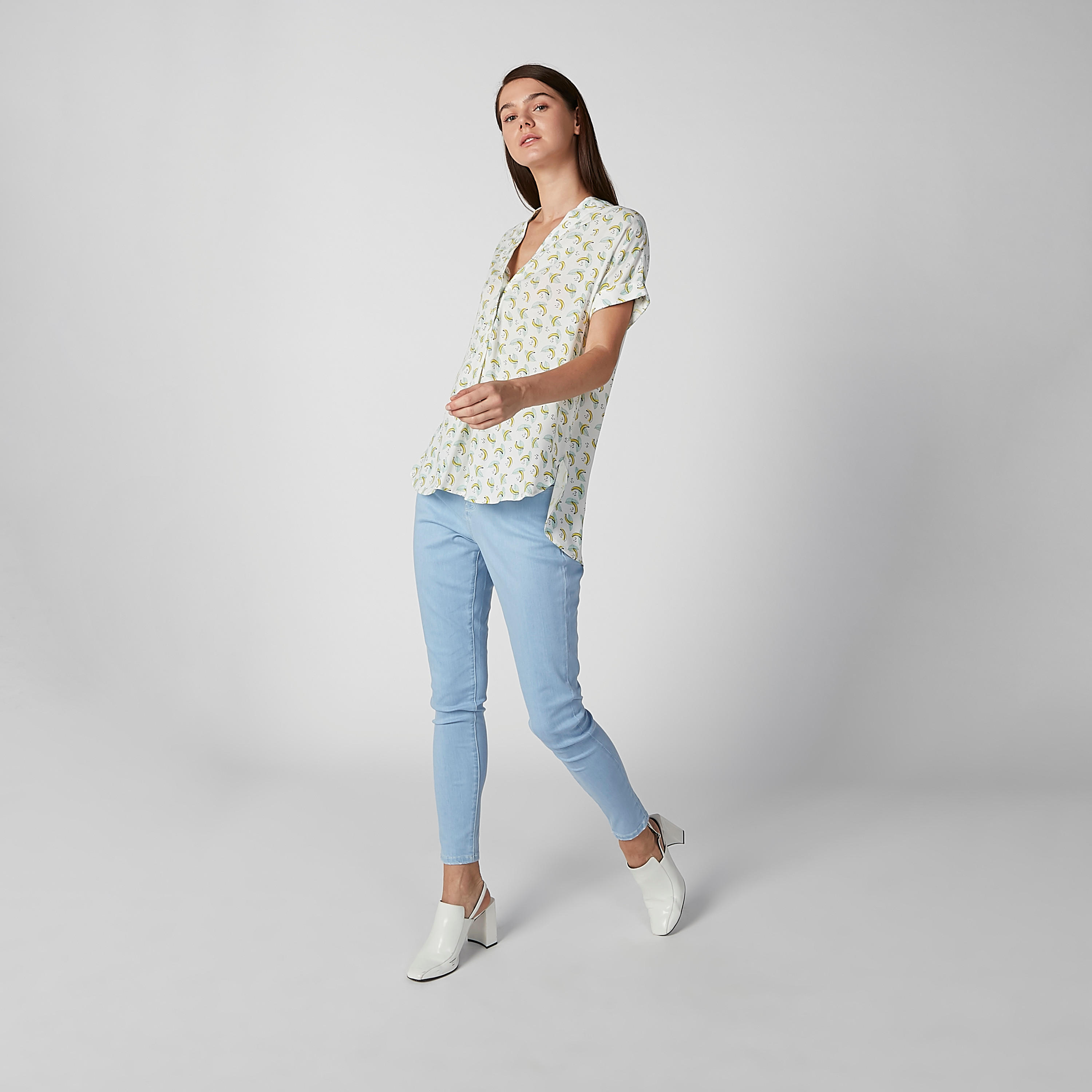 بلوزة بياقة V وأكمام قصيرة وطبعات-women-clothing-shirtsandblouses-blouses-image-2