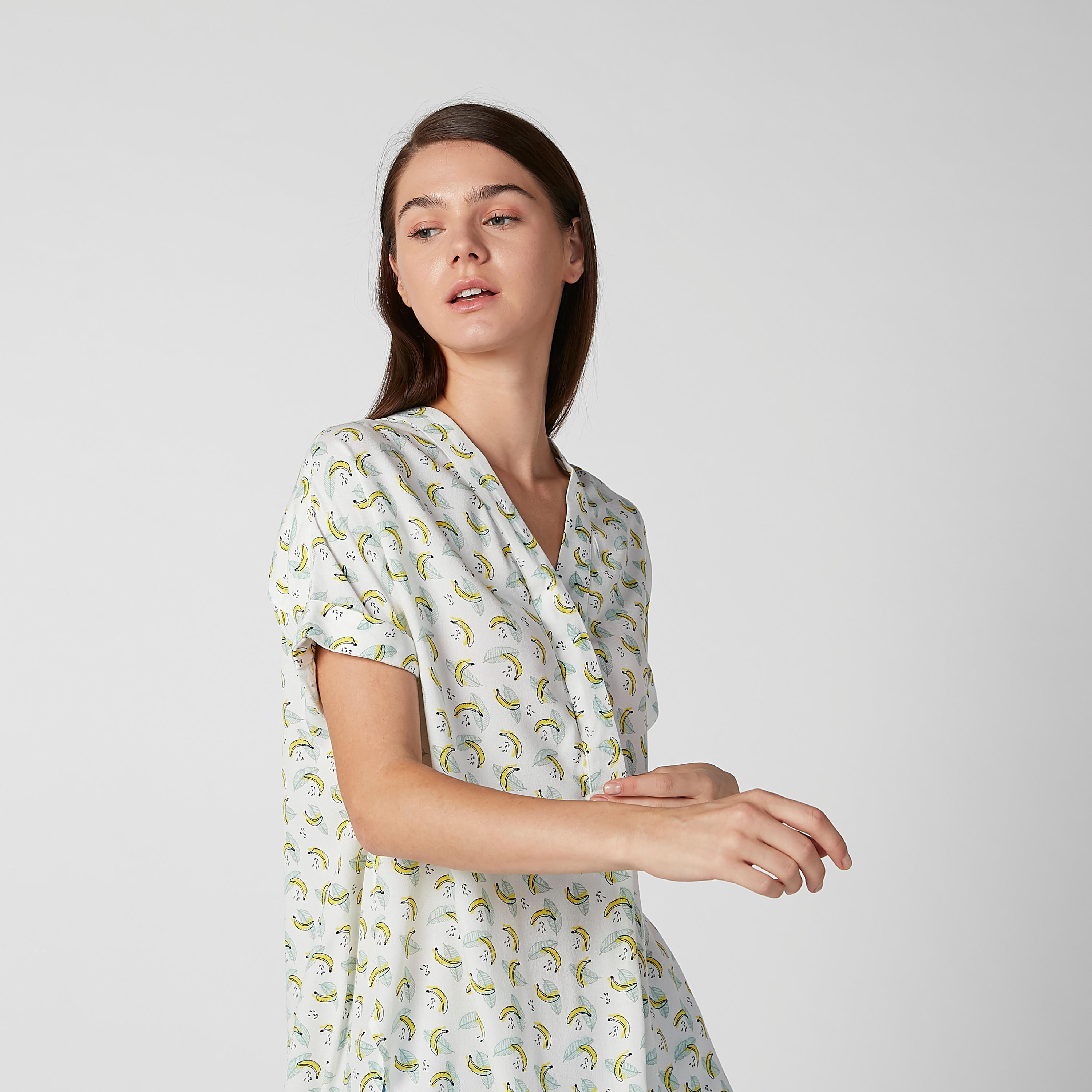 بلوزة بياقة V وأكمام قصيرة وطبعات-women-clothing-shirtsandblouses-blouses-image-3