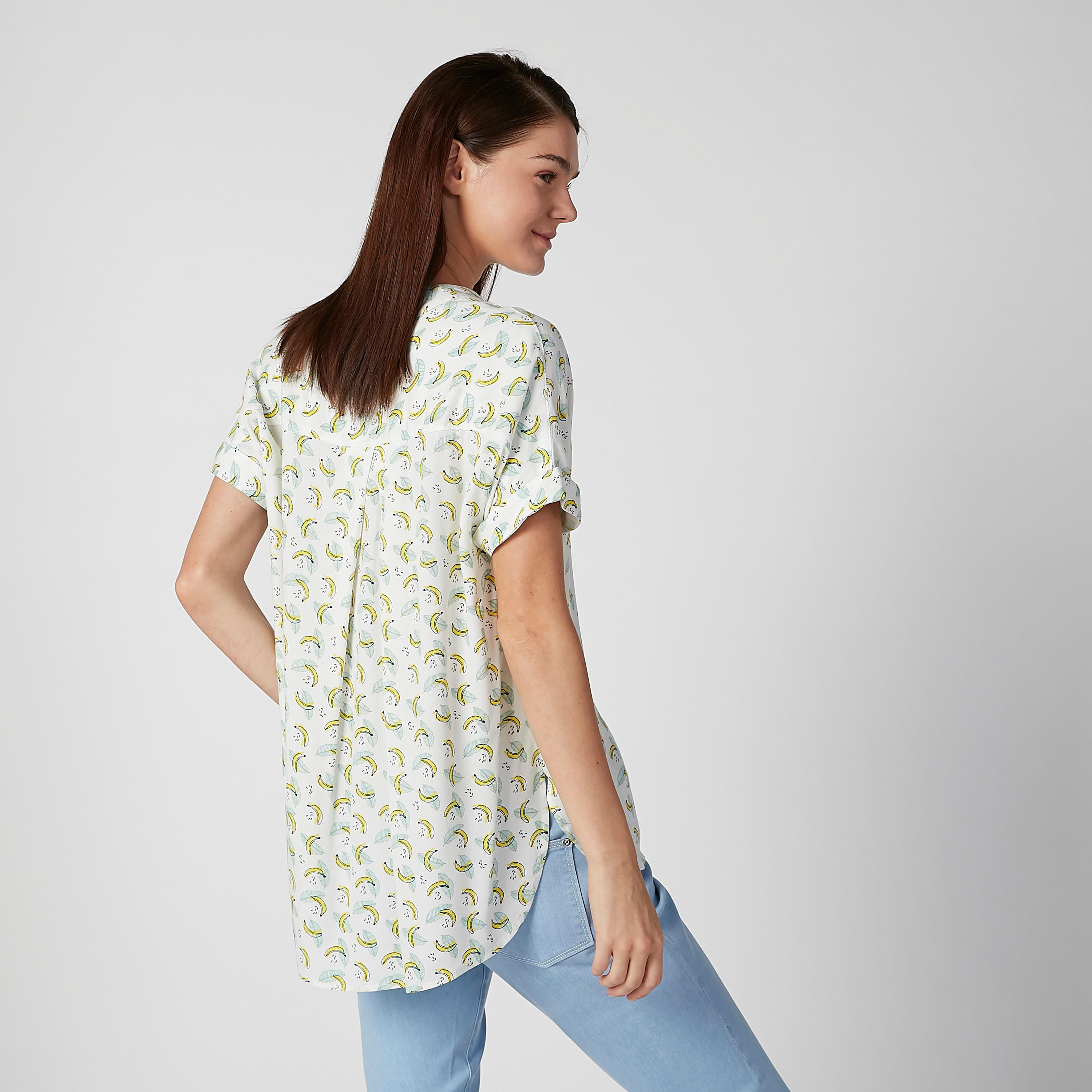 بلوزة بياقة V وأكمام قصيرة وطبعات-women-clothing-shirtsandblouses-blouses-image-4