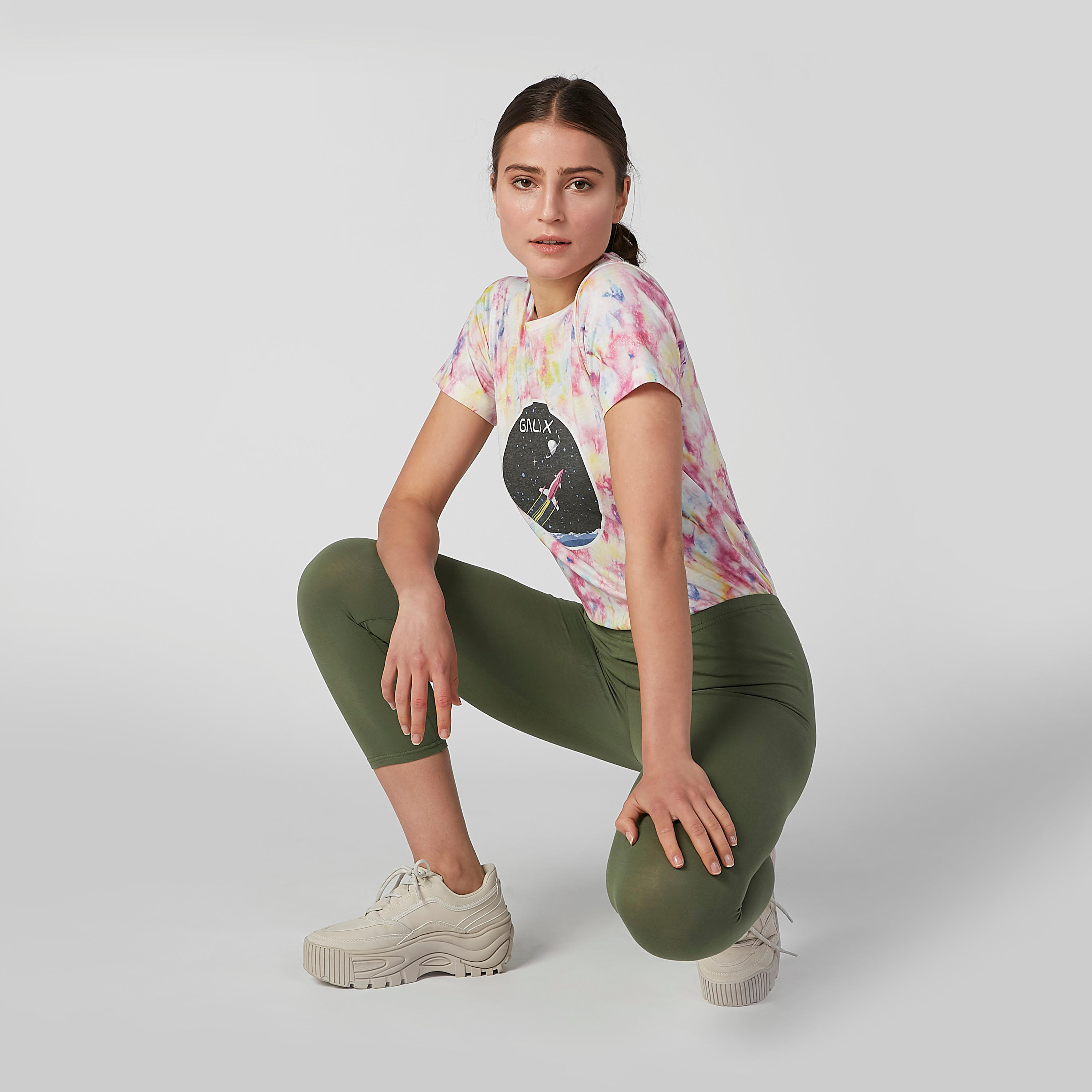 بنطال ليقنز سادة بطول 3/4 بخصر مطّاطي-women-clothing-bottoms-leggings-image-2