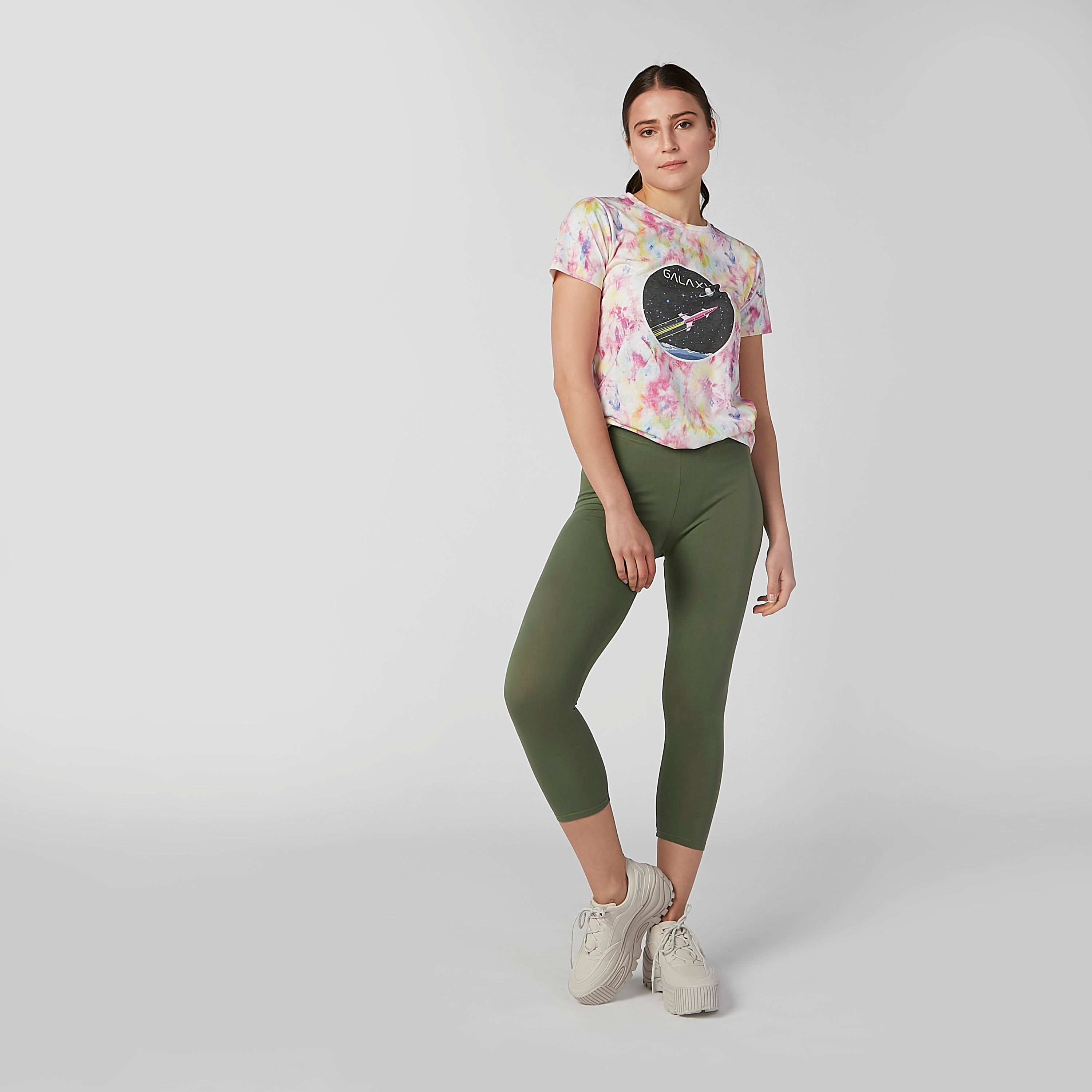 بنطال ليقنز سادة بطول 3/4 بخصر مطّاطي-women-clothing-bottoms-leggings-image-6