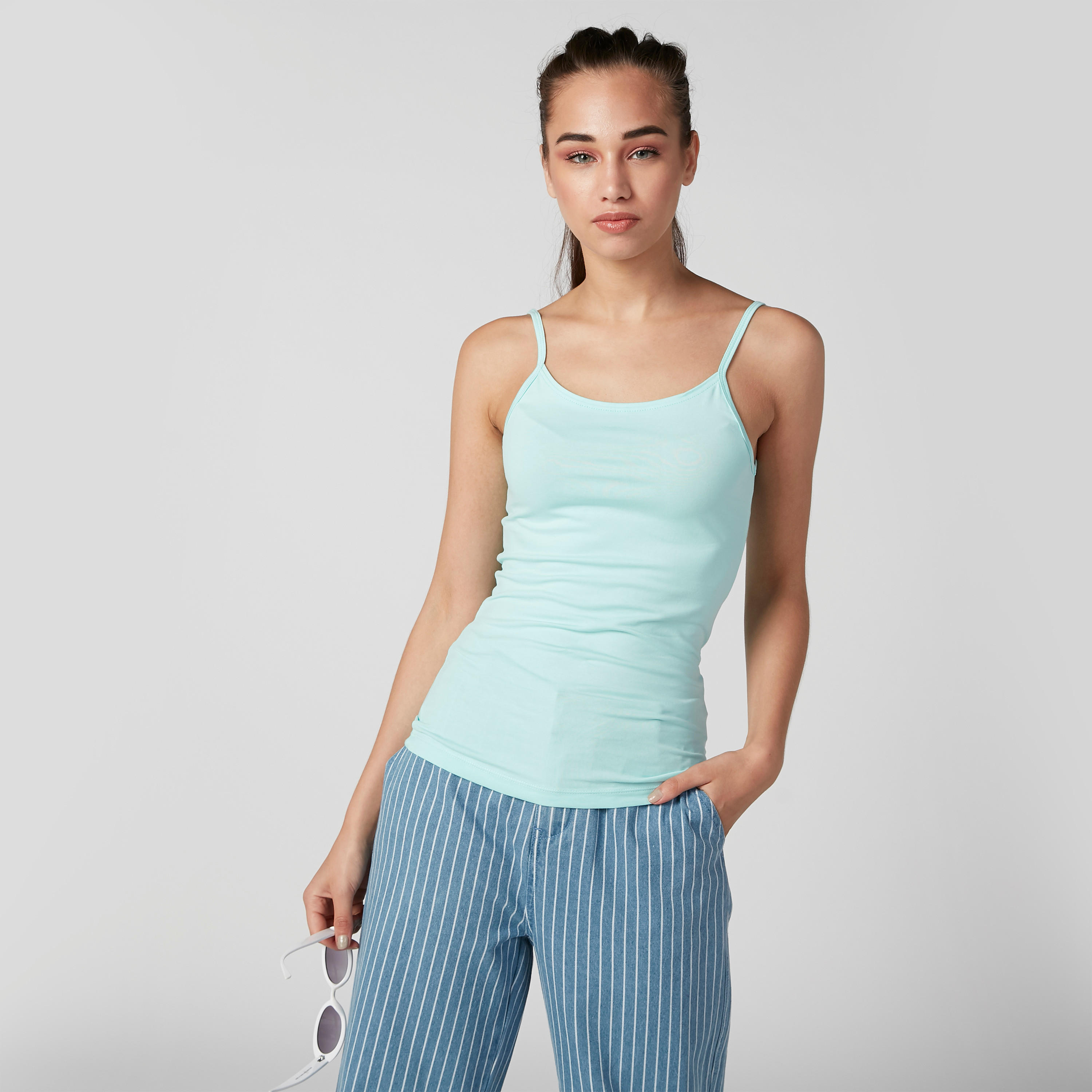 بلوزة كامي سادة بياقة عميقة وحمّالات رفيعة-women-clothing-tshirts-image-1