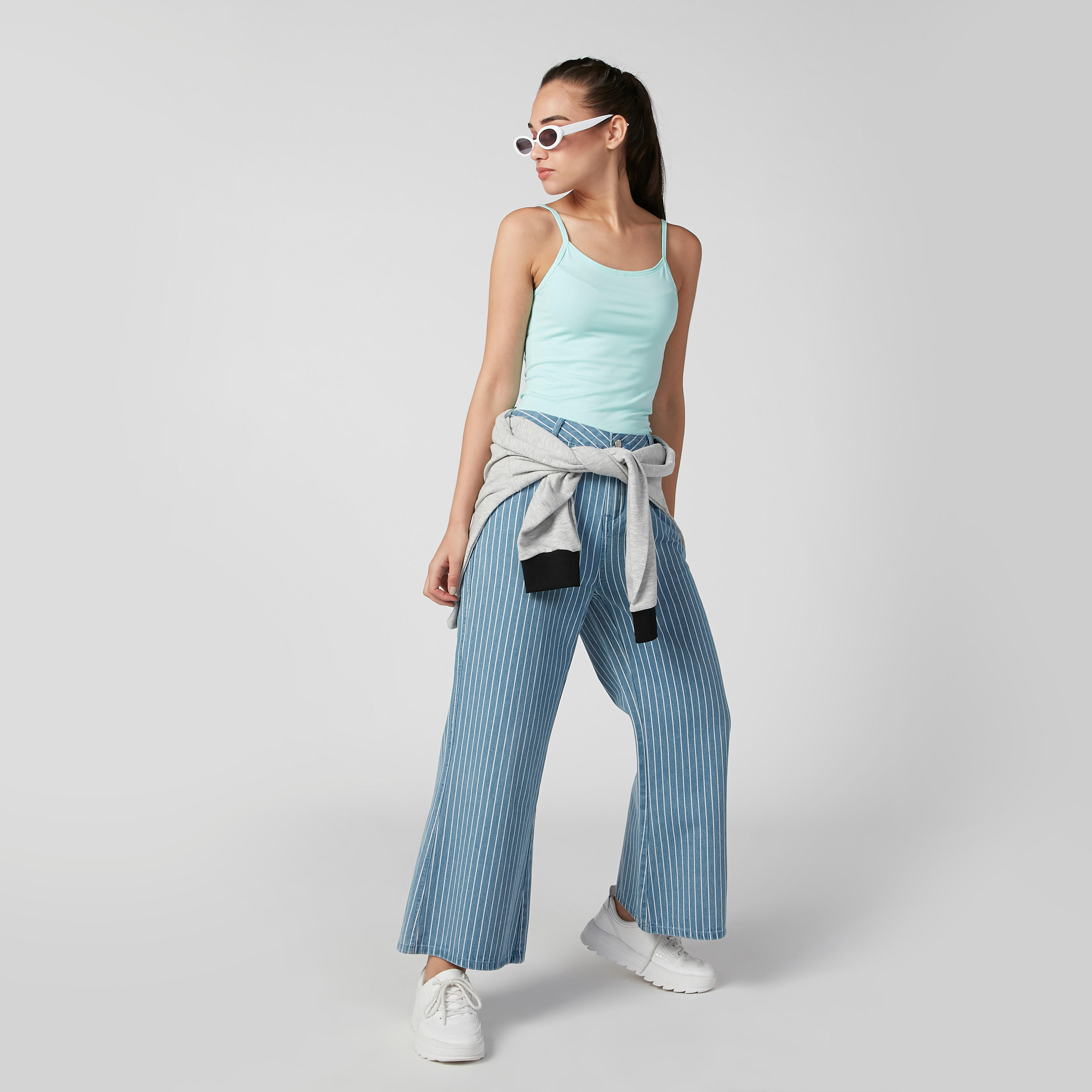 بلوزة كامي سادة بياقة عميقة وحمّالات رفيعة-women-clothing-tshirts-image-2