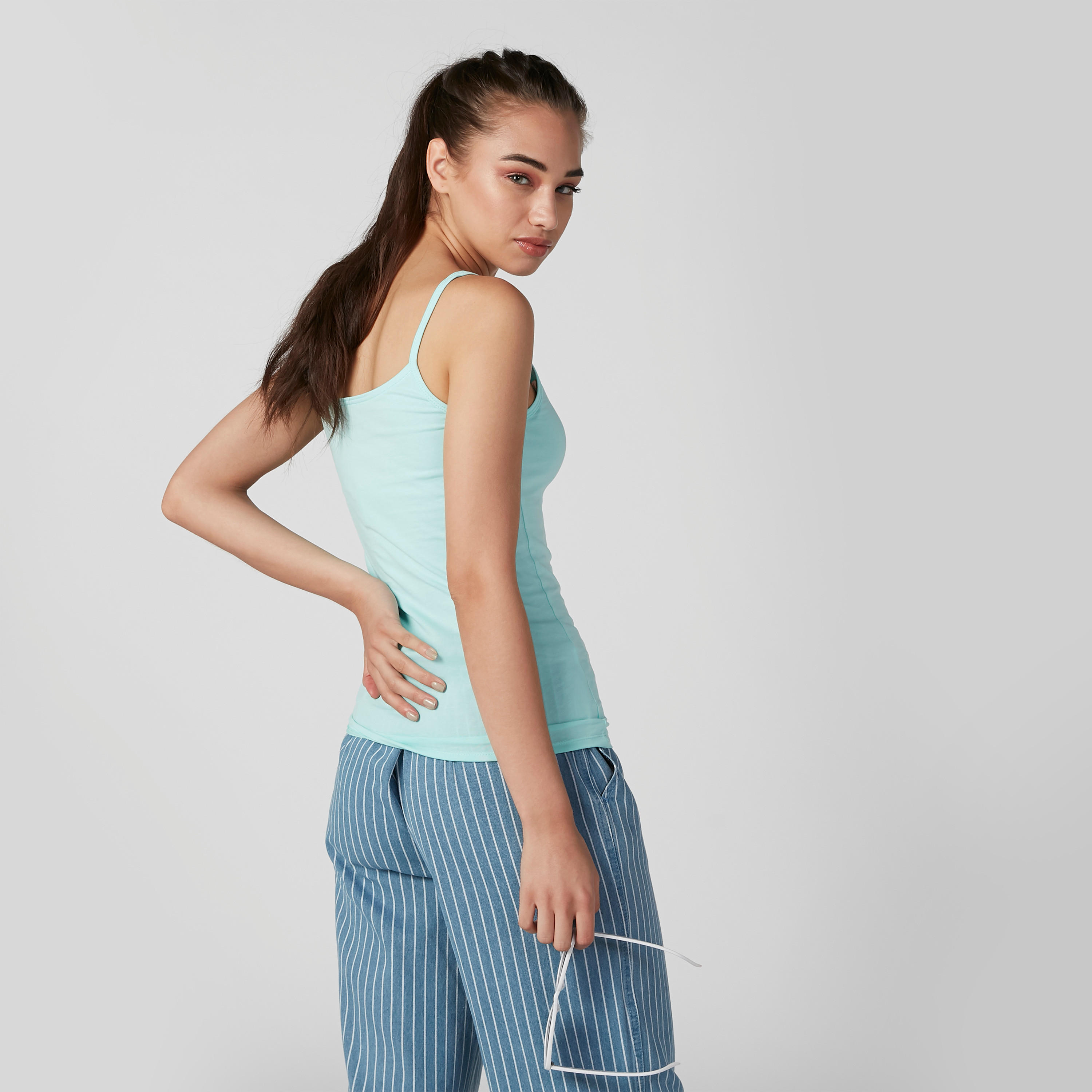 بلوزة كامي سادة بياقة عميقة وحمّالات رفيعة-women-clothing-tshirts-image-3
