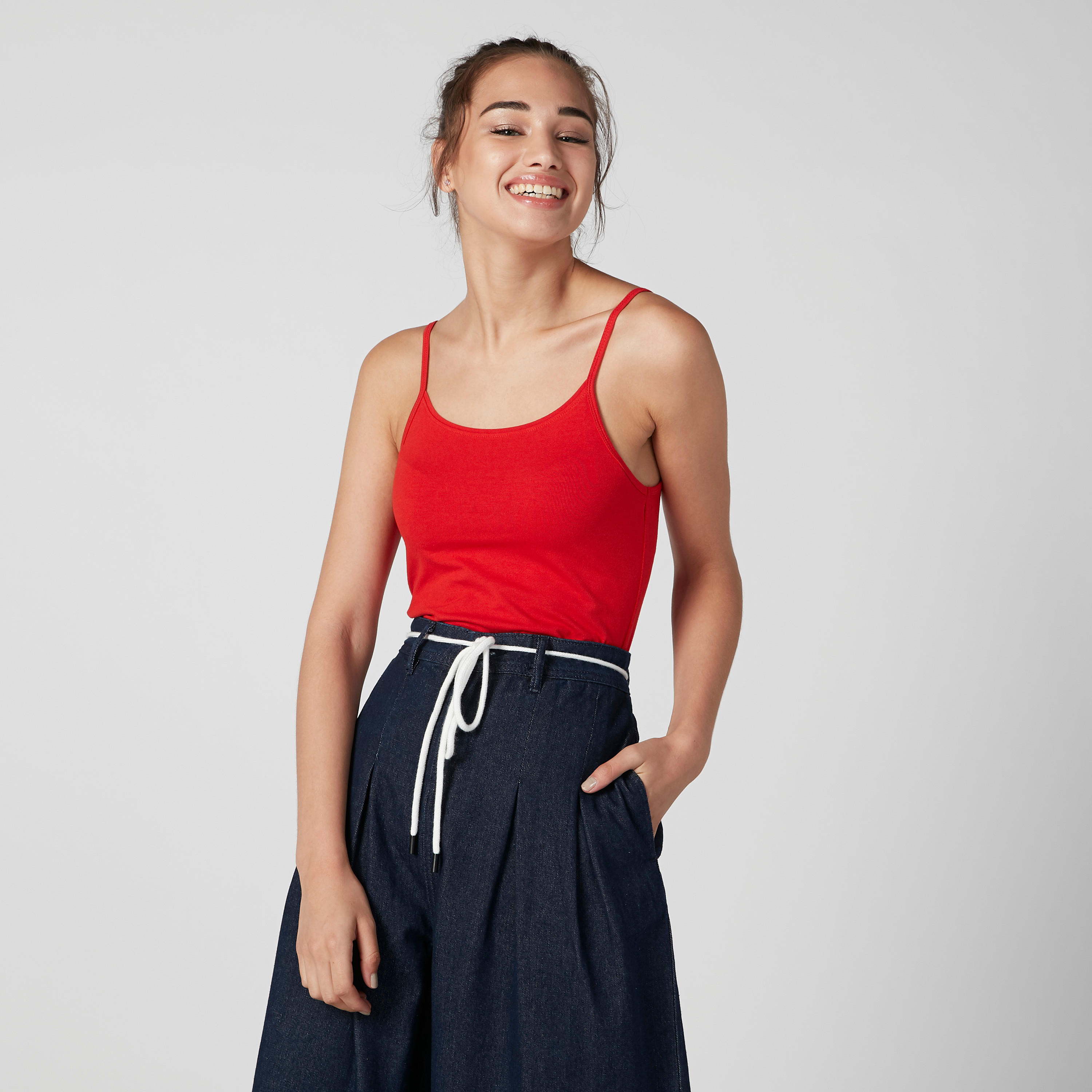 بلوزة كامي سادة بياقة عميقة وحمّالات رفيعة-women-clothing-tshirts-image-1