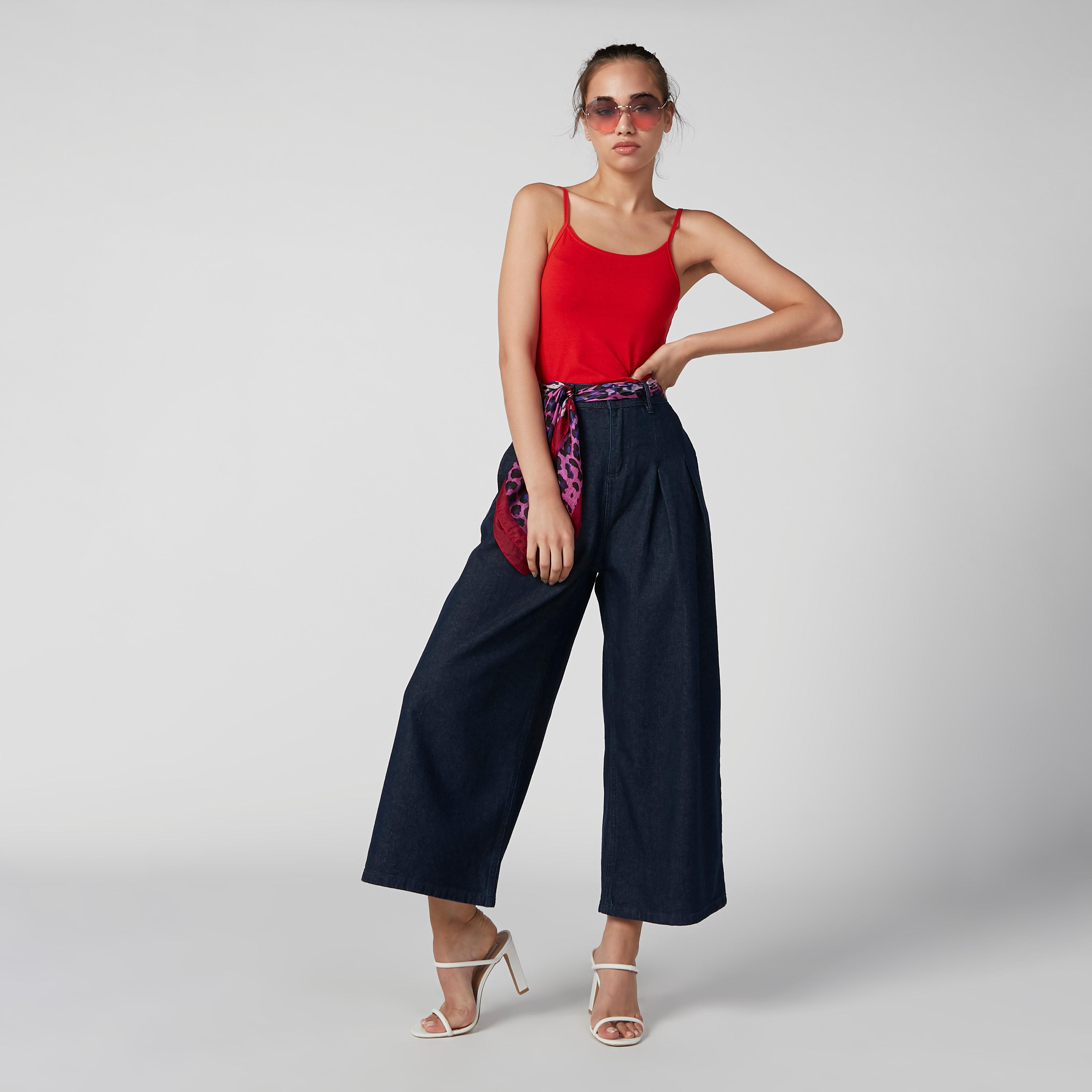 بلوزة كامي سادة بياقة عميقة وحمّالات رفيعة-women-clothing-tshirts-image-2