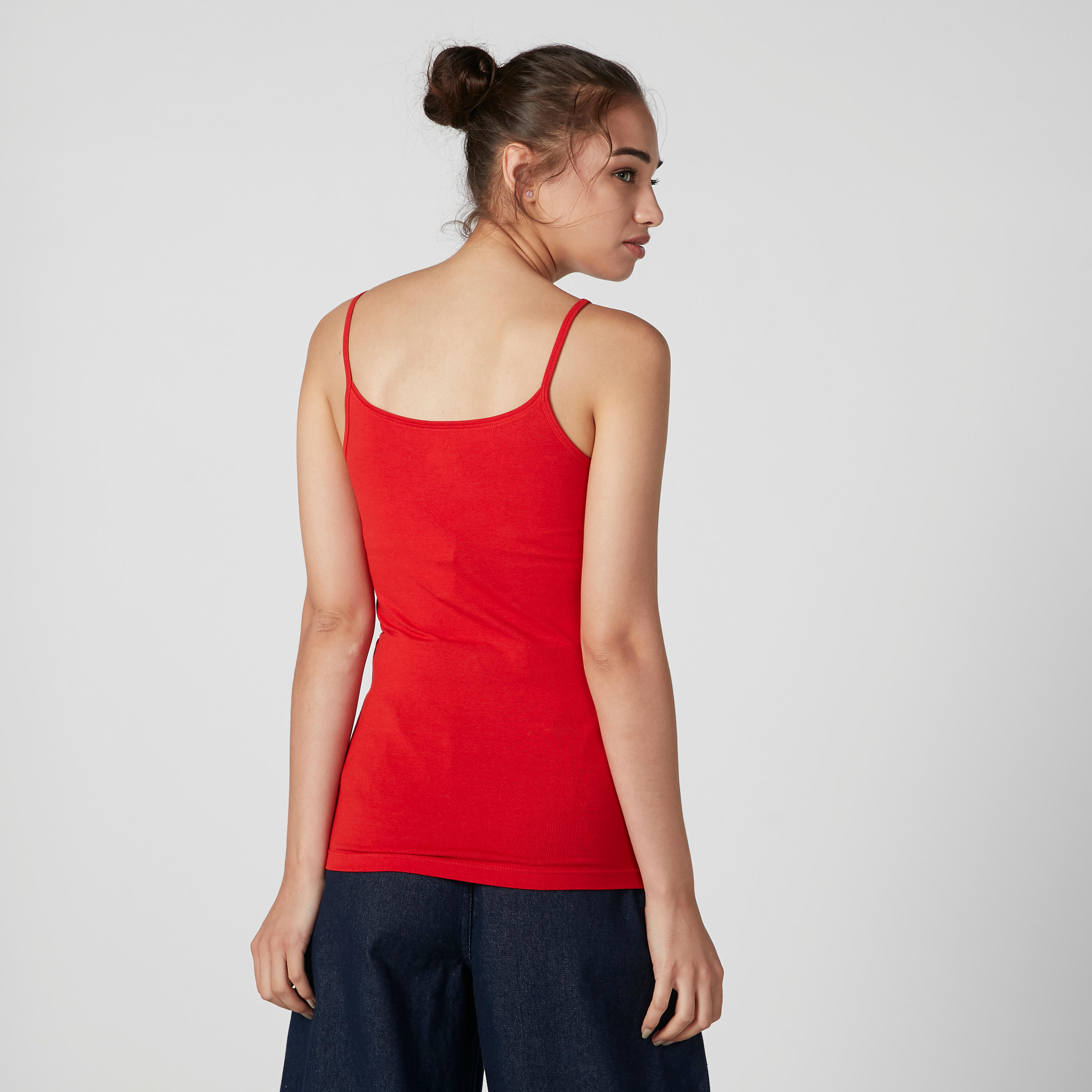 بلوزة كامي سادة بياقة عميقة وحمّالات رفيعة-women-clothing-tshirts-image-3