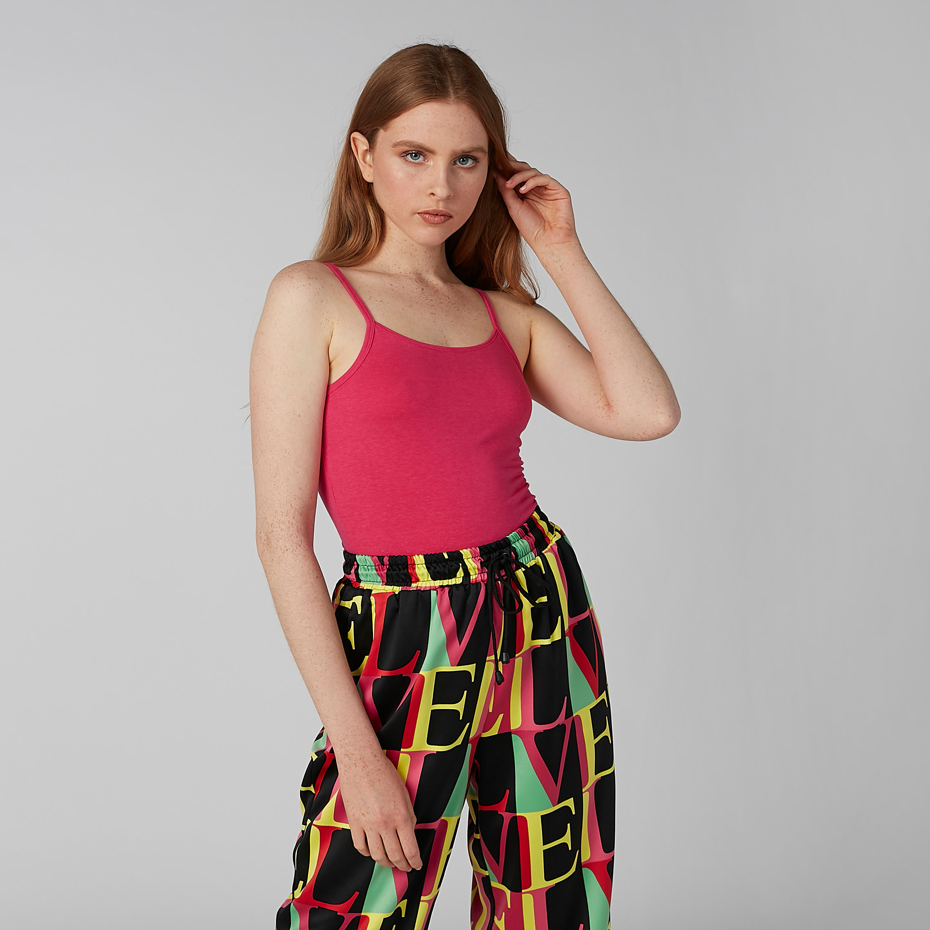 بلوزة كامي سادة بياقة عميقة وحمّالات رفيعة-women-clothing-tshirts-image-2