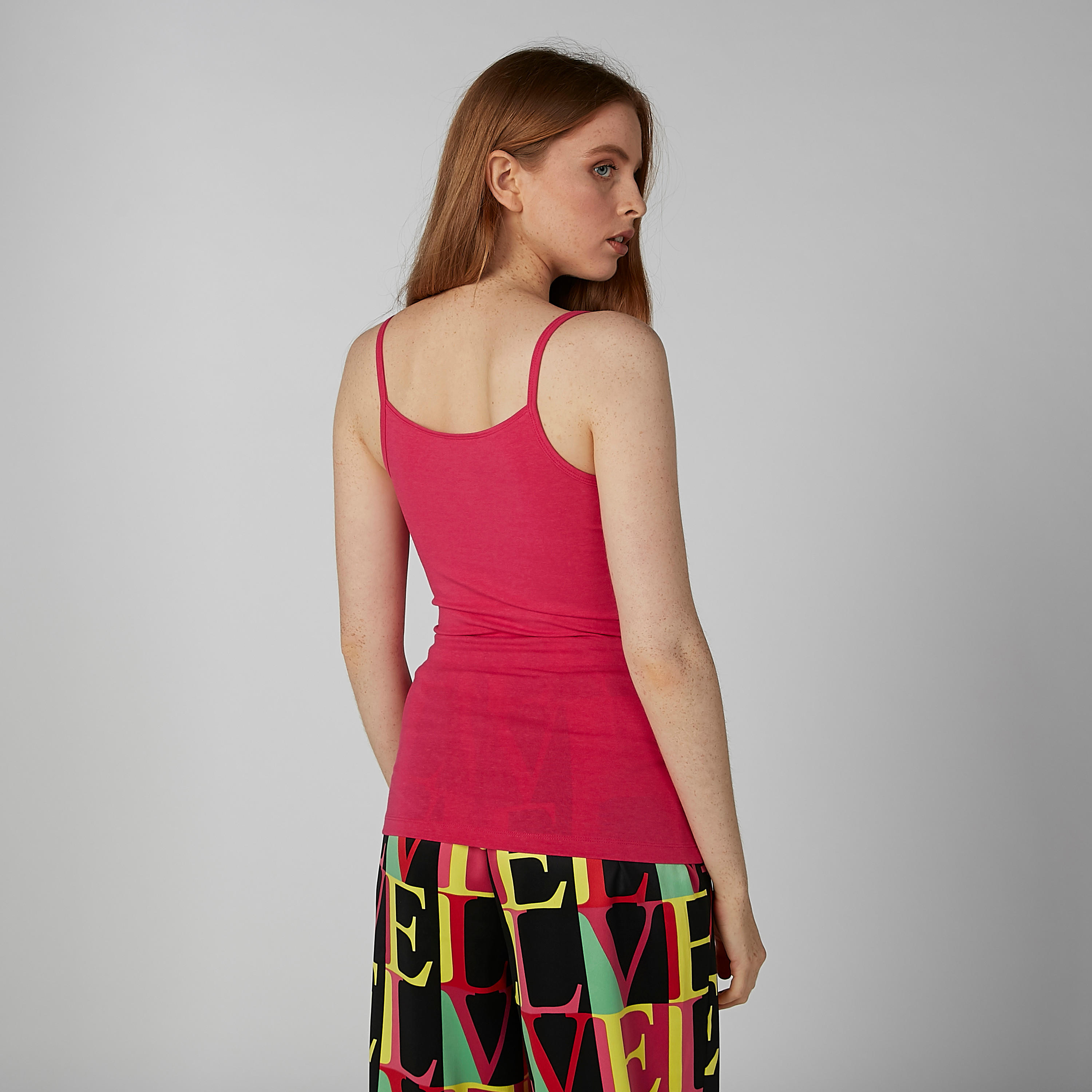 بلوزة كامي سادة بياقة عميقة وحمّالات رفيعة-women-clothing-tshirts-image-4