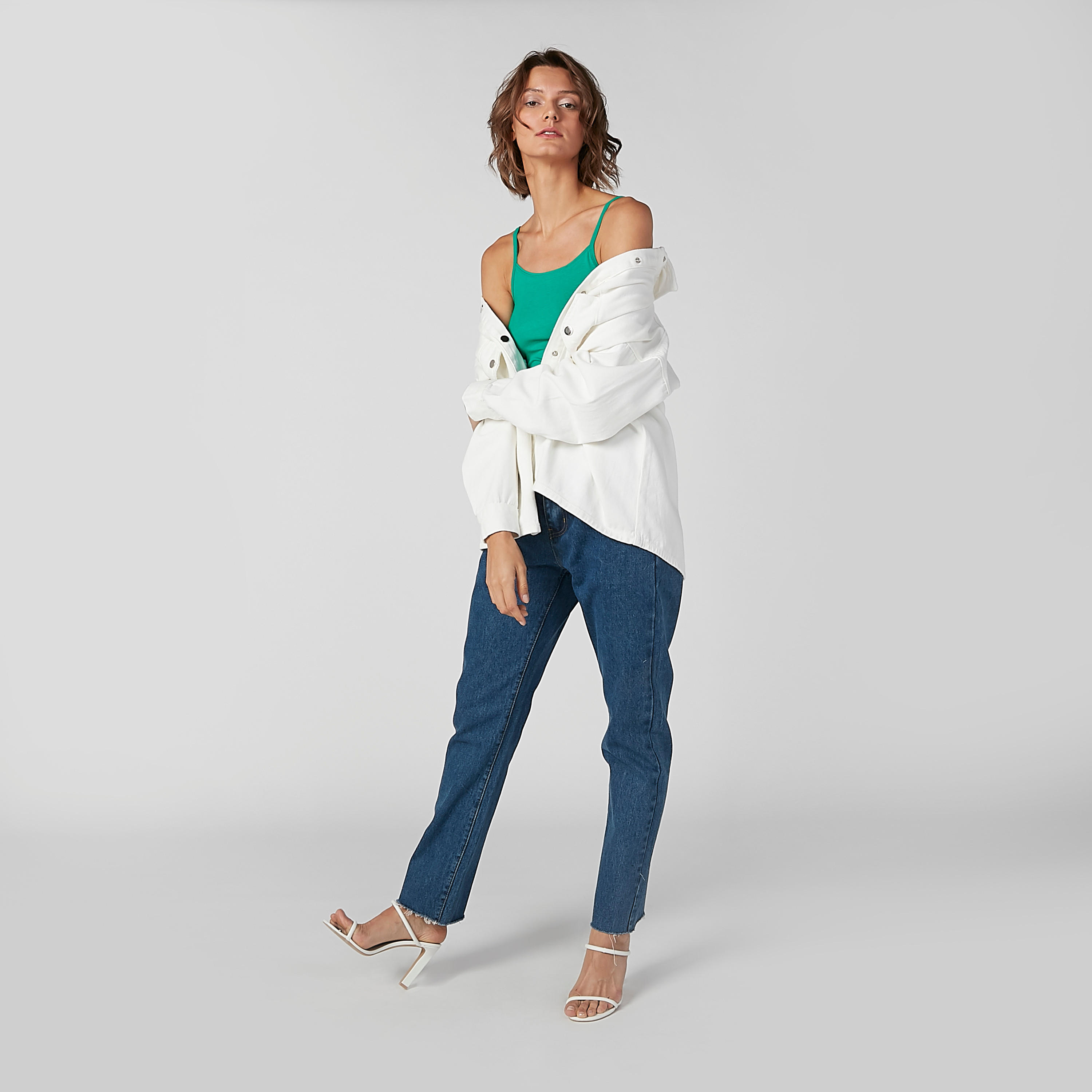 بلوزة سادة بياقة عميقة وحمّالات رفيعة-women-clothing-tshirts-image-1