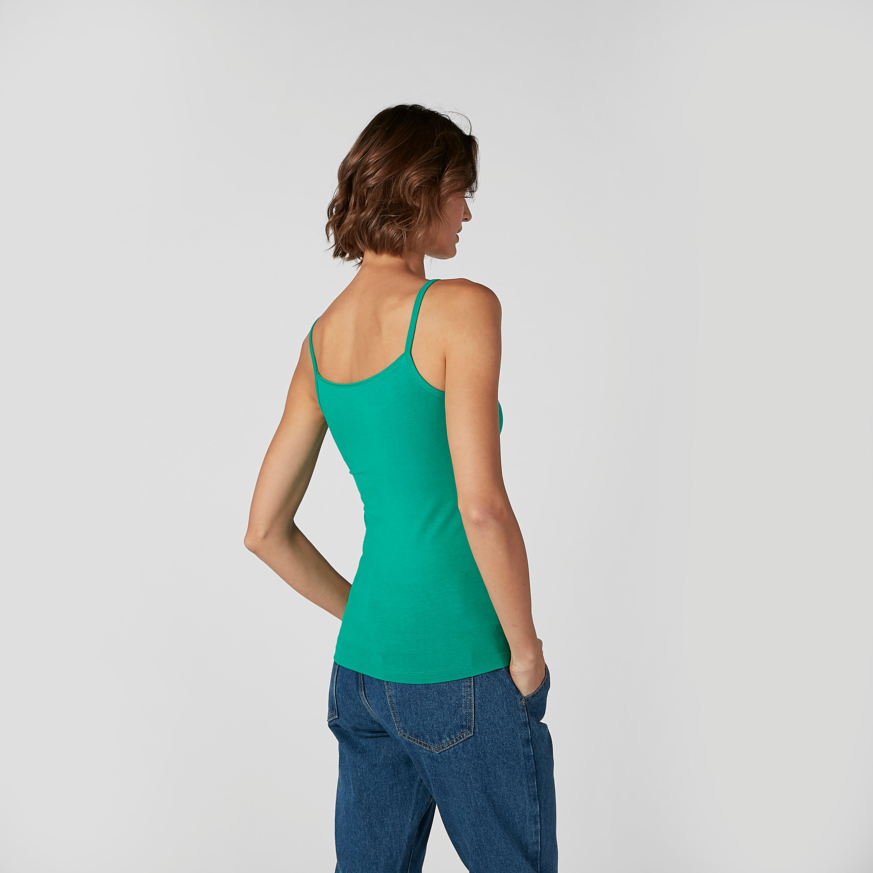 بلوزة سادة بياقة عميقة وحمّالات رفيعة-women-clothing-tshirts-image-3