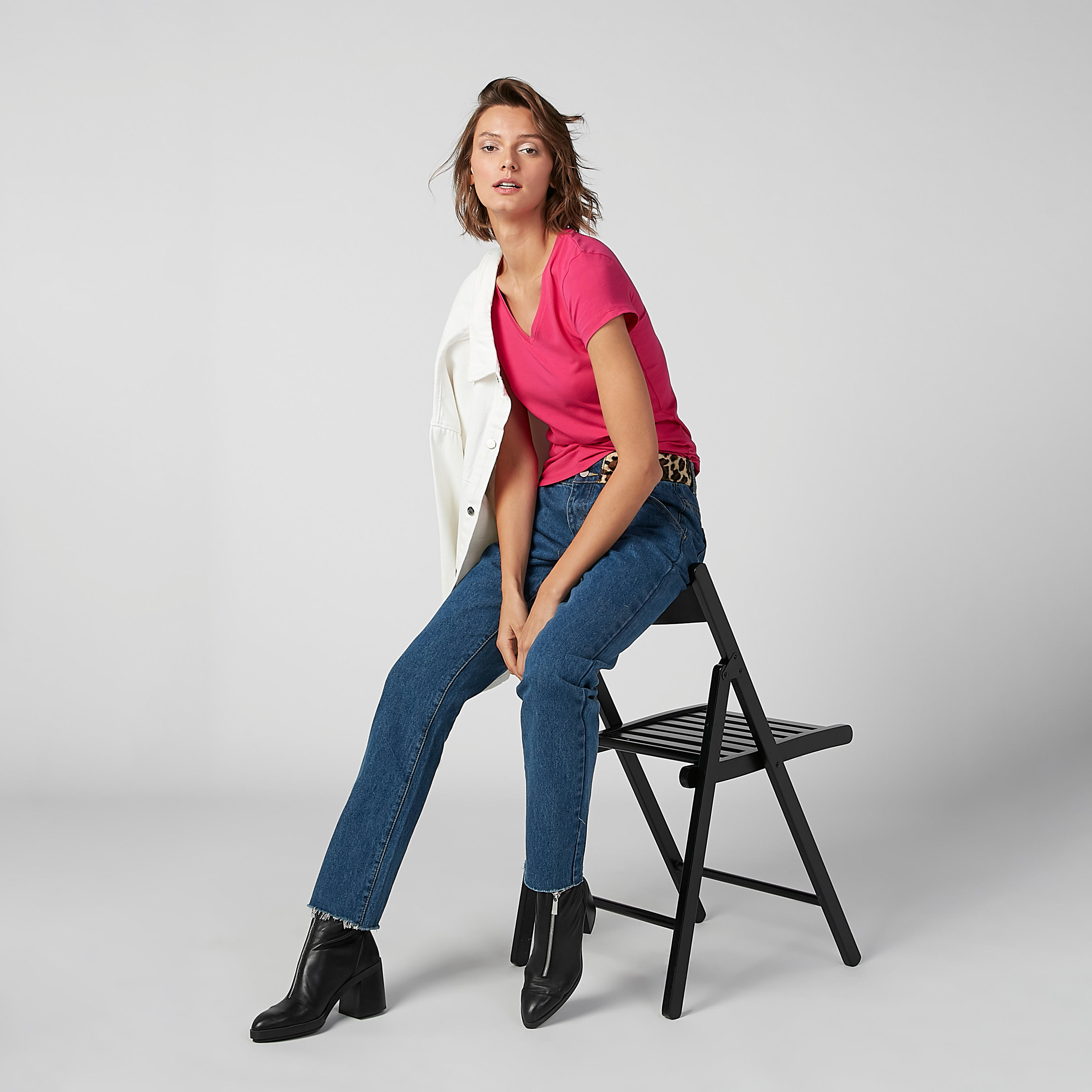 تيشيرت سادة بياقة V وأكمام كاب-women-clothing-tshirts-image-4