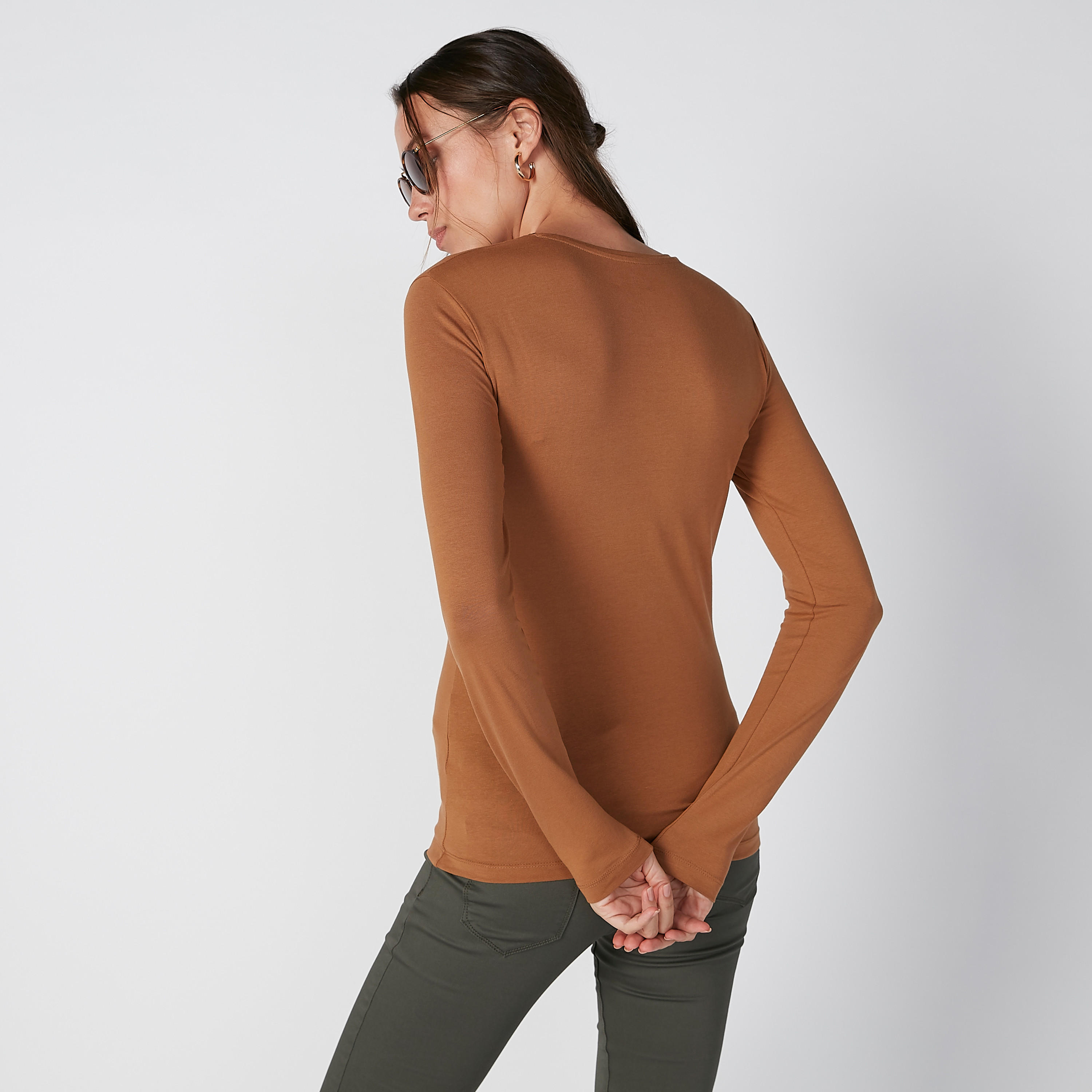 بلوزة سادة بياقة مستديرة وأكمام طويلة-women-clothing-tshirts-image-2