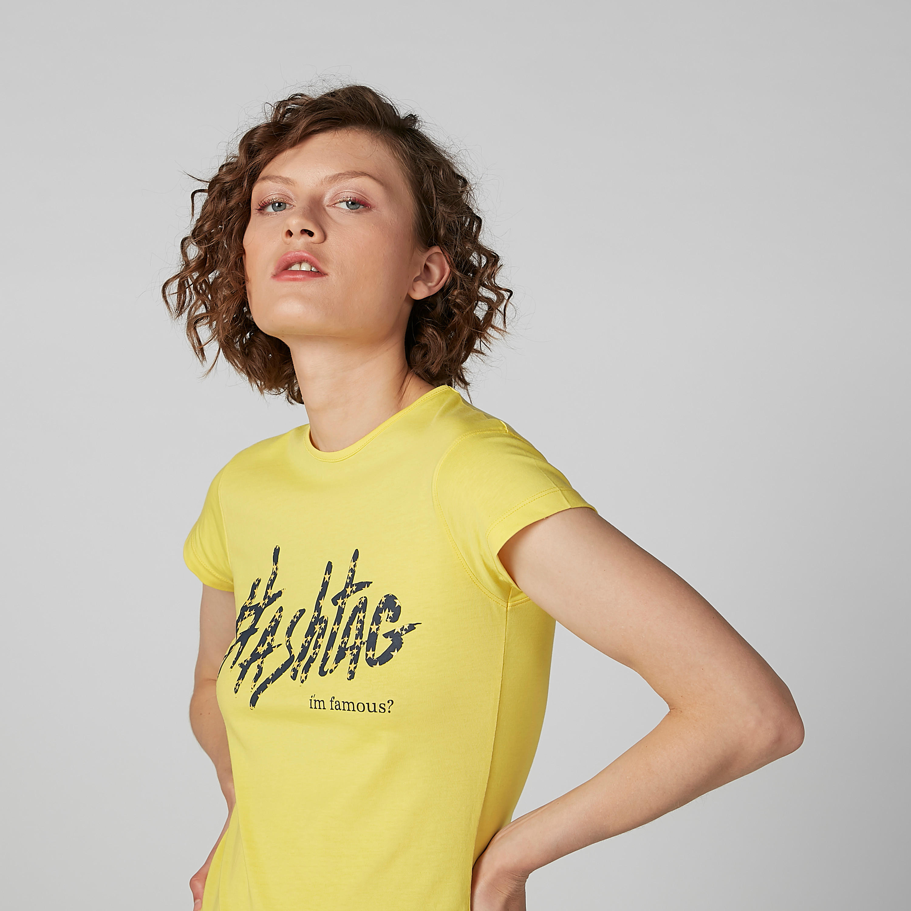 بلوزة مستدامة بياقة مستديرة وأكمام كاب وطبعات الشعار-women-clothing-tshirts-image-1