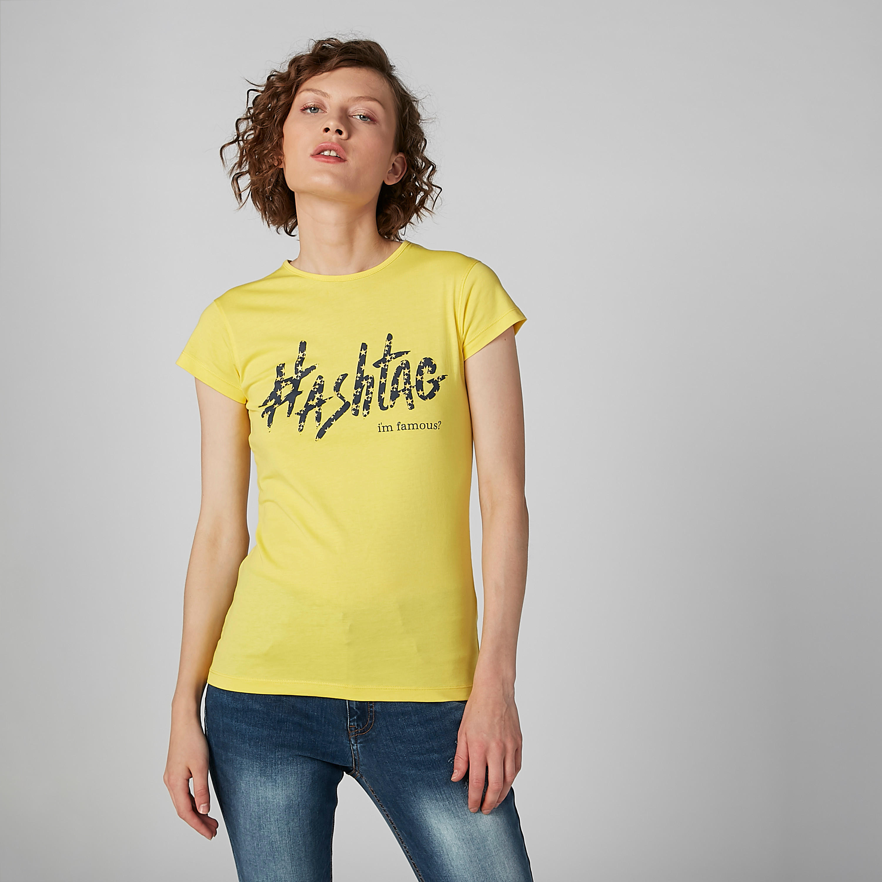 بلوزة مستدامة بياقة مستديرة وأكمام كاب وطبعات الشعار-women-clothing-tshirts-image-2