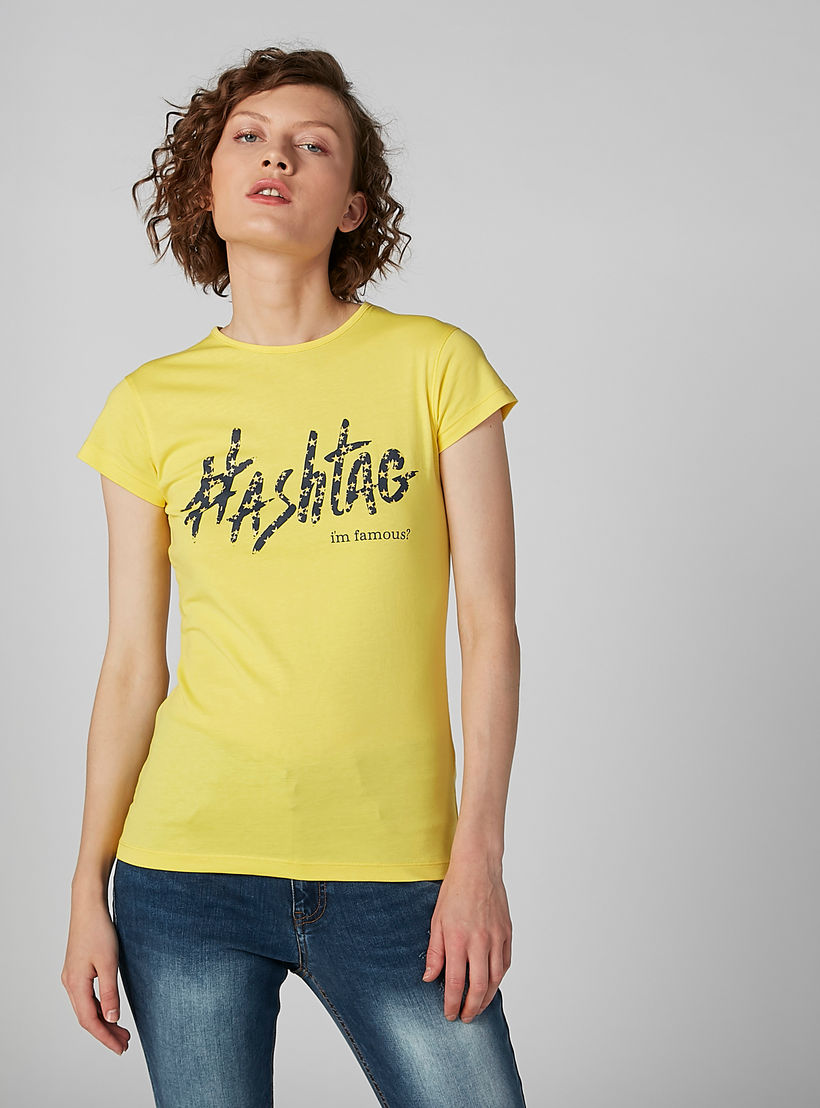 بلوزة مستدامة بياقة مستديرة وأكمام كاب وطبعات الشعار-women-clothing-tshirts-image-2
