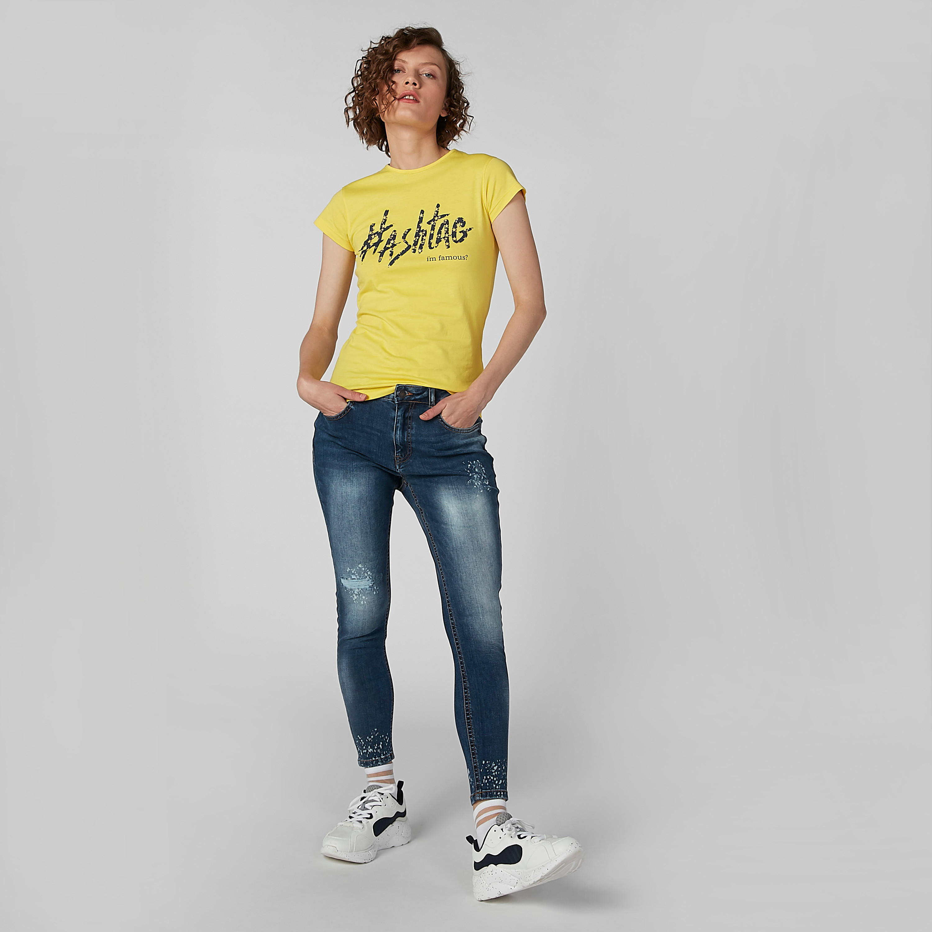 بلوزة مستدامة بياقة مستديرة وأكمام كاب وطبعات الشعار-women-clothing-tshirts-image-3