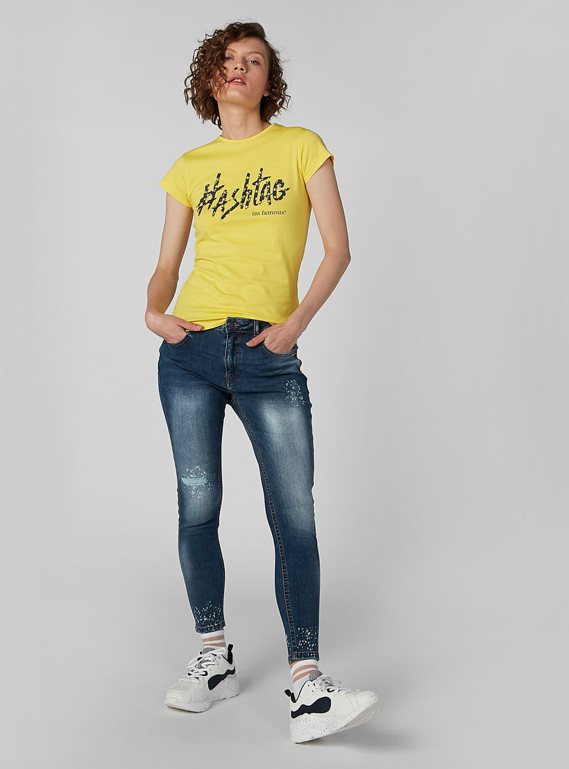 بلوزة مستدامة بياقة مستديرة وأكمام كاب وطبعات الشعار-women-clothing-tshirts-image-3