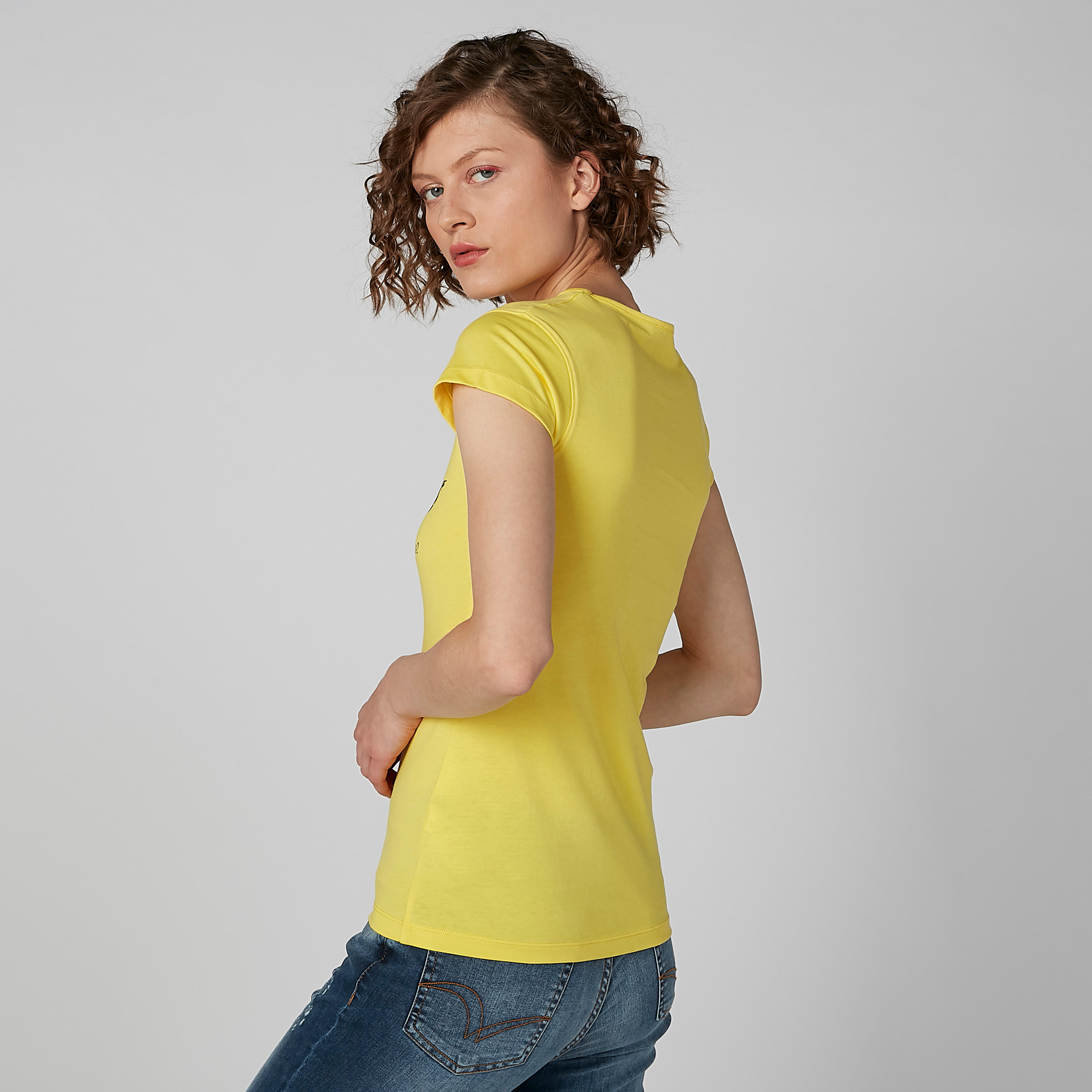 بلوزة مستدامة بياقة مستديرة وأكمام كاب وطبعات الشعار-women-clothing-tshirts-image-4