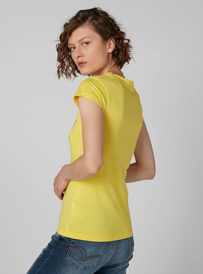 بلوزة مستدامة بياقة مستديرة وأكمام كاب وطبعات الشعار-women-clothing-tshirts-image-4