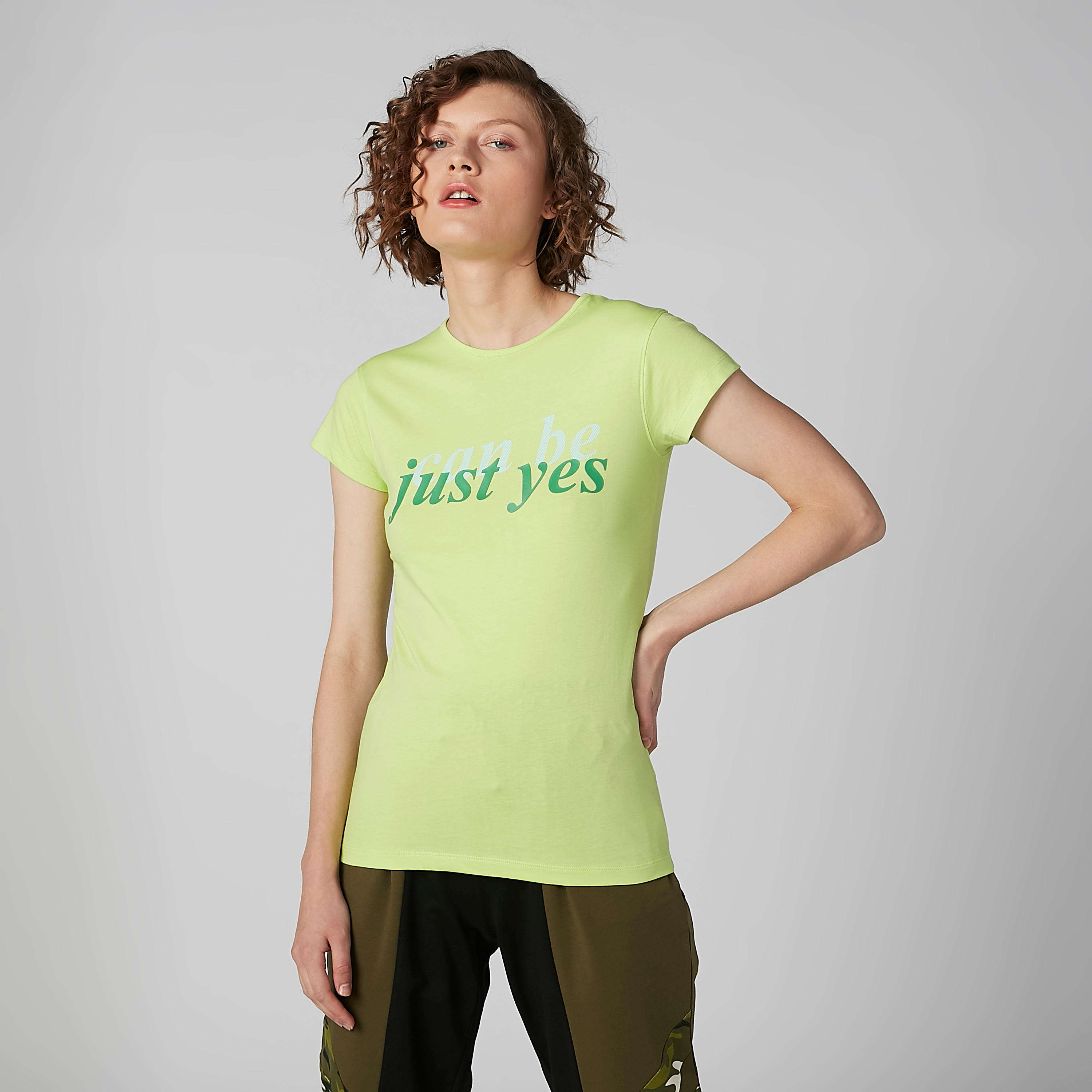 تيشيرت بقصّة سليم وياقة مستديرة وأكمام كاب وطبعات-women-clothing-tshirts-image-1